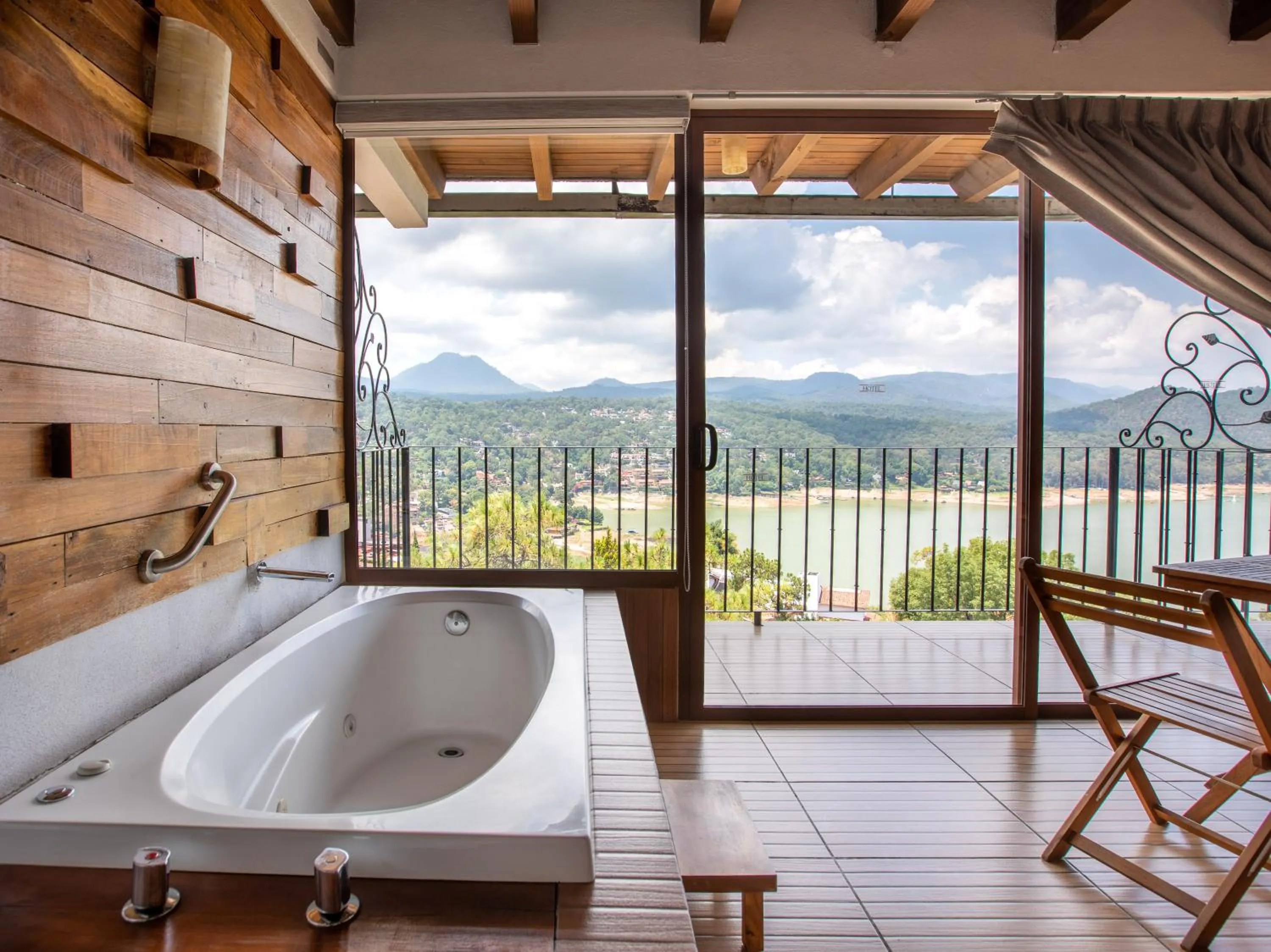 Hot Tub in Hotel Santa Rosa