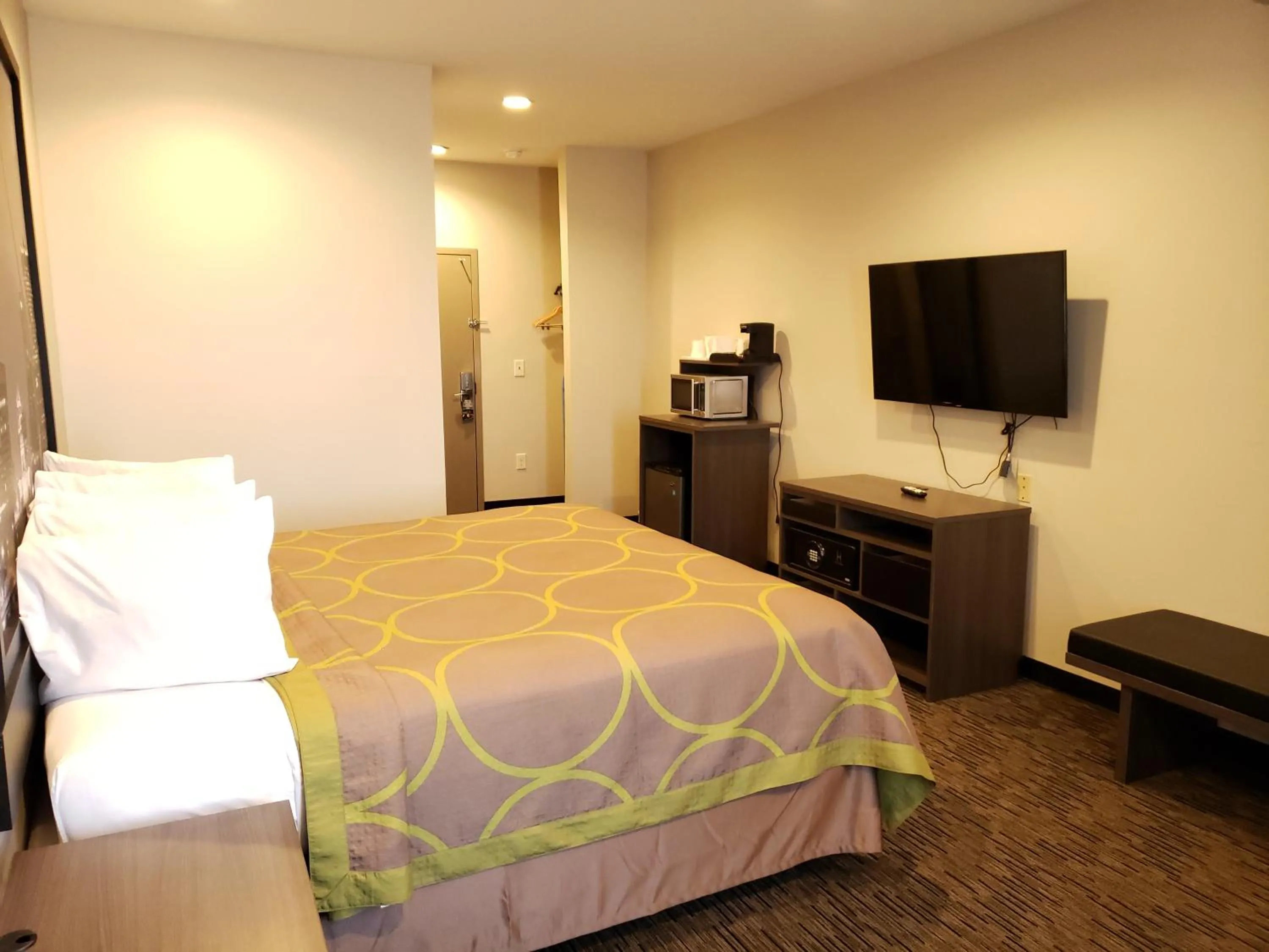 Photo of the whole room, Bed in Super 8 by Wyndham St. Louis North