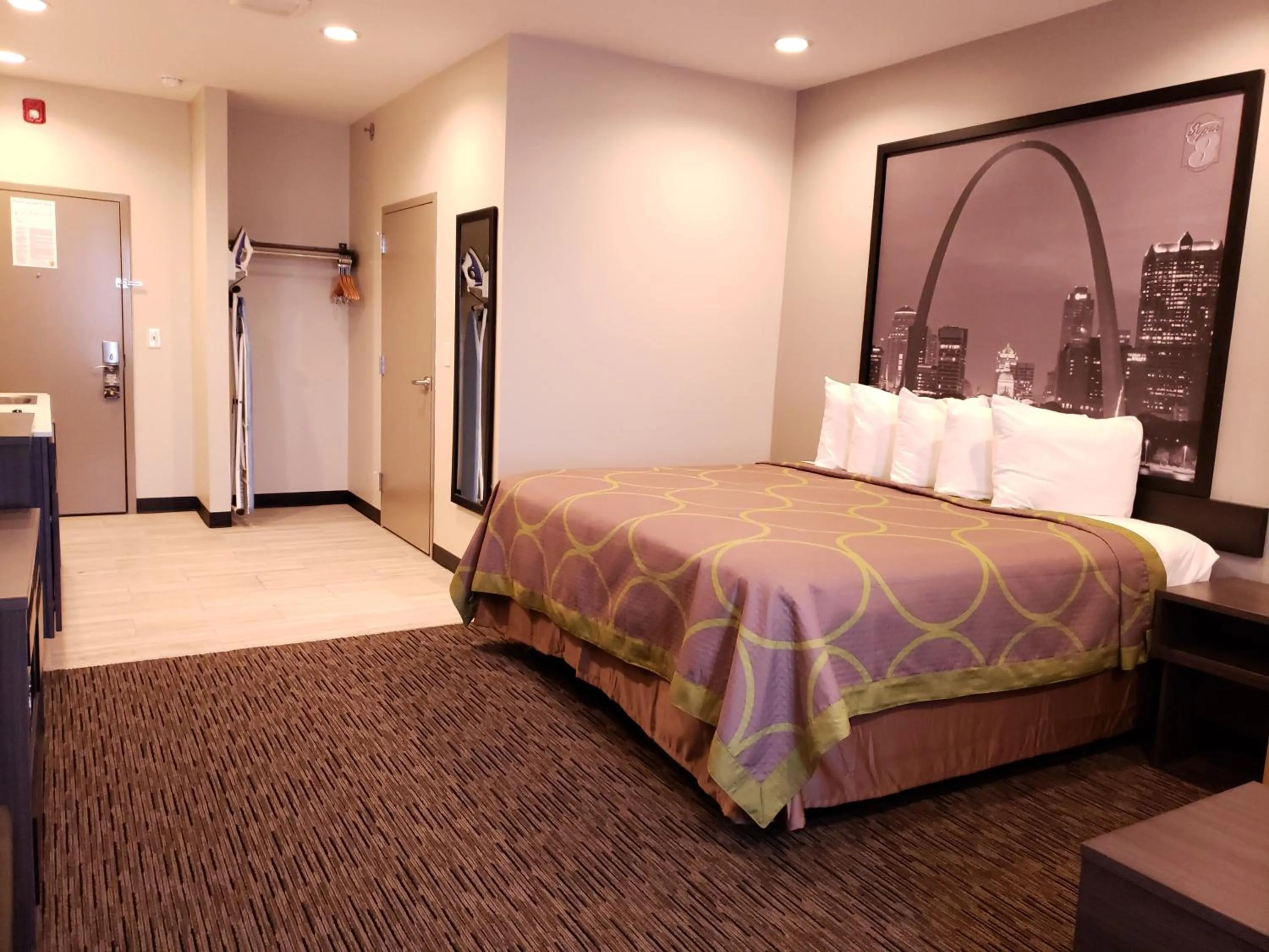 Photo of the whole room, Bed in Super 8 by Wyndham St. Louis North