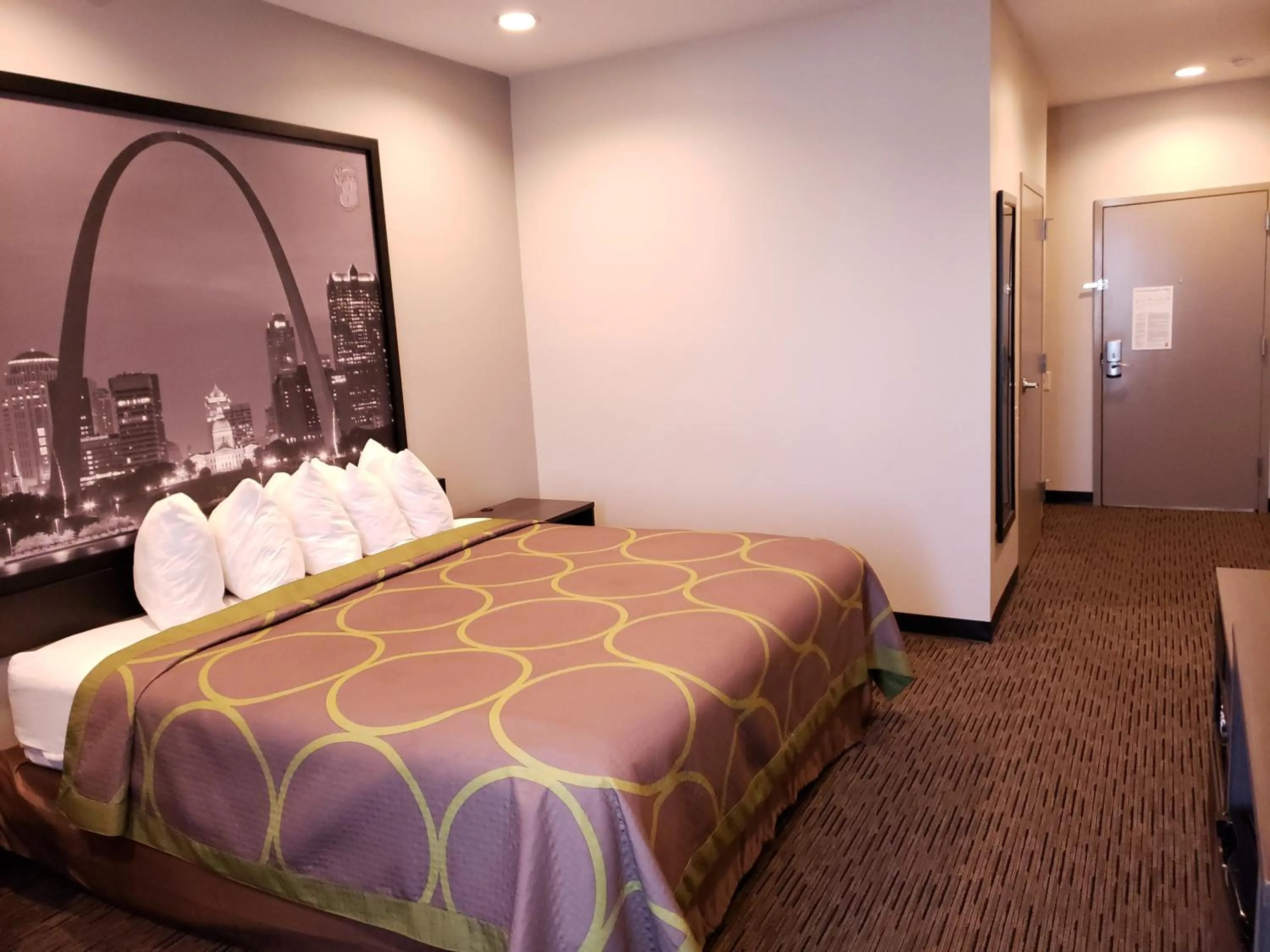 Photo of the whole room, Bed in Super 8 by Wyndham St. Louis North