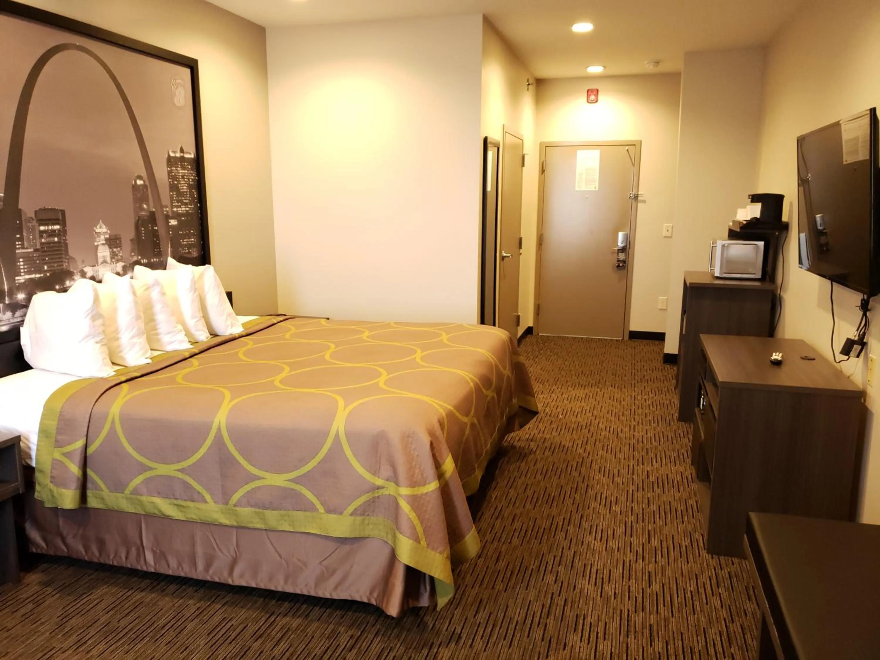 Photo of the whole room, Bed in Super 8 by Wyndham St. Louis North