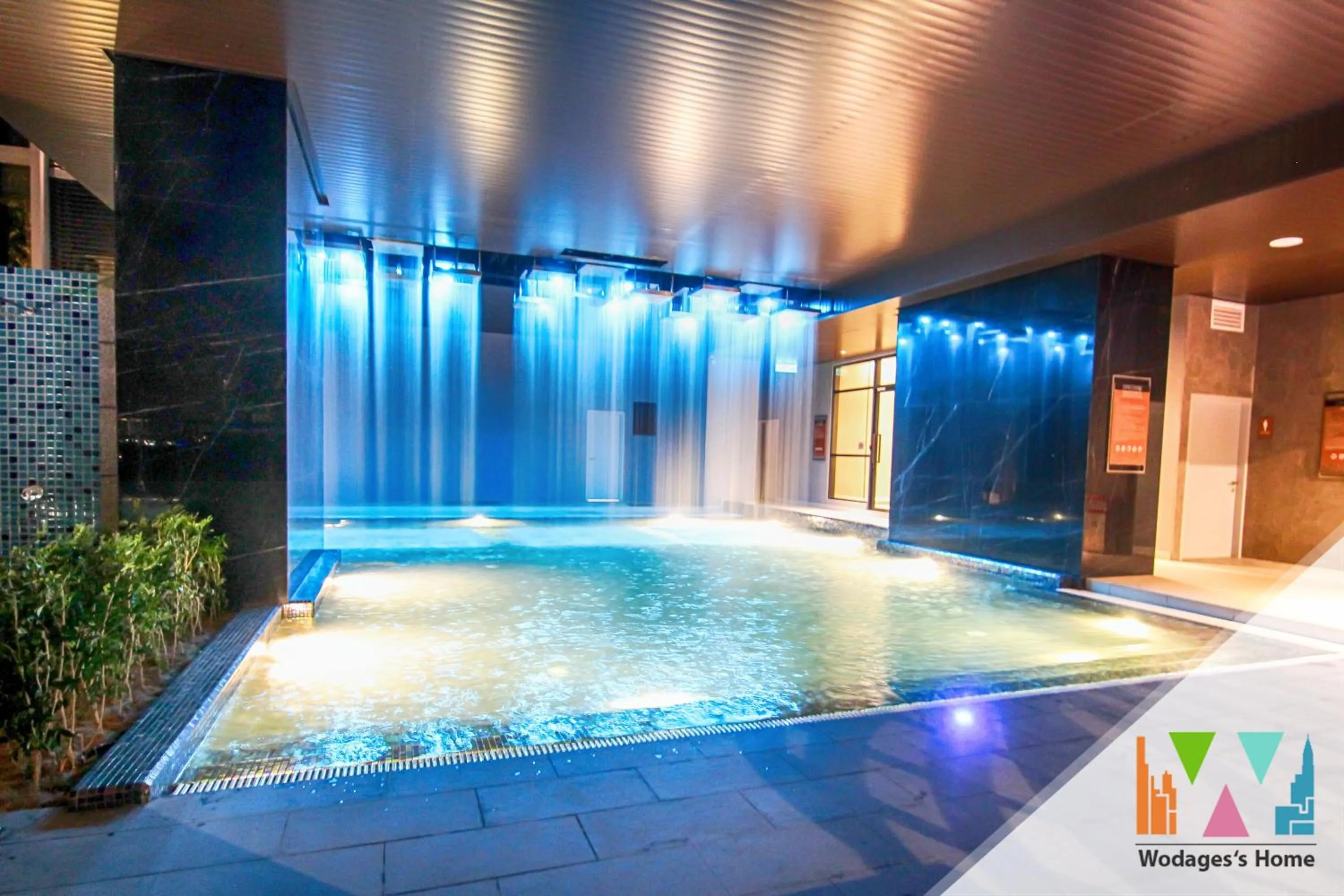 Swimming pool in Expressionz Suites, KLCC by Ozfun