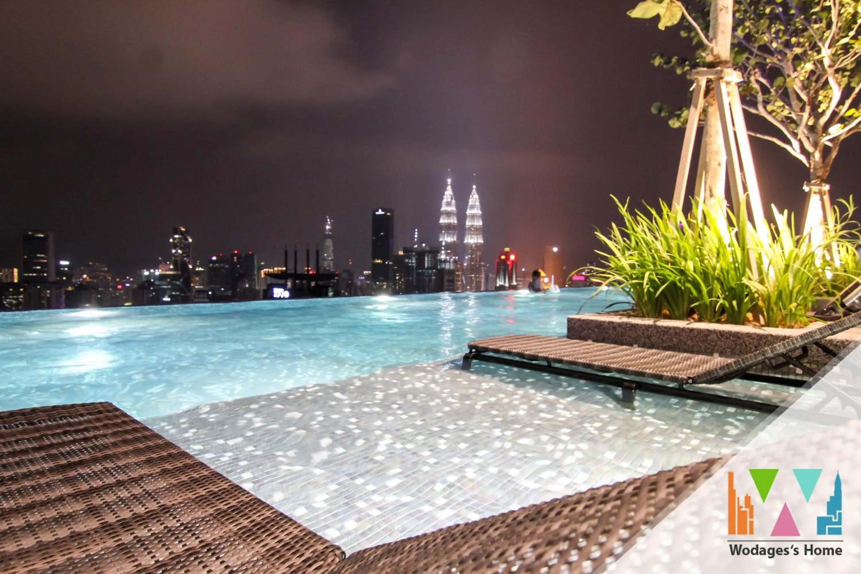 Swimming pool in Expressionz Suites, KLCC by Ozfun