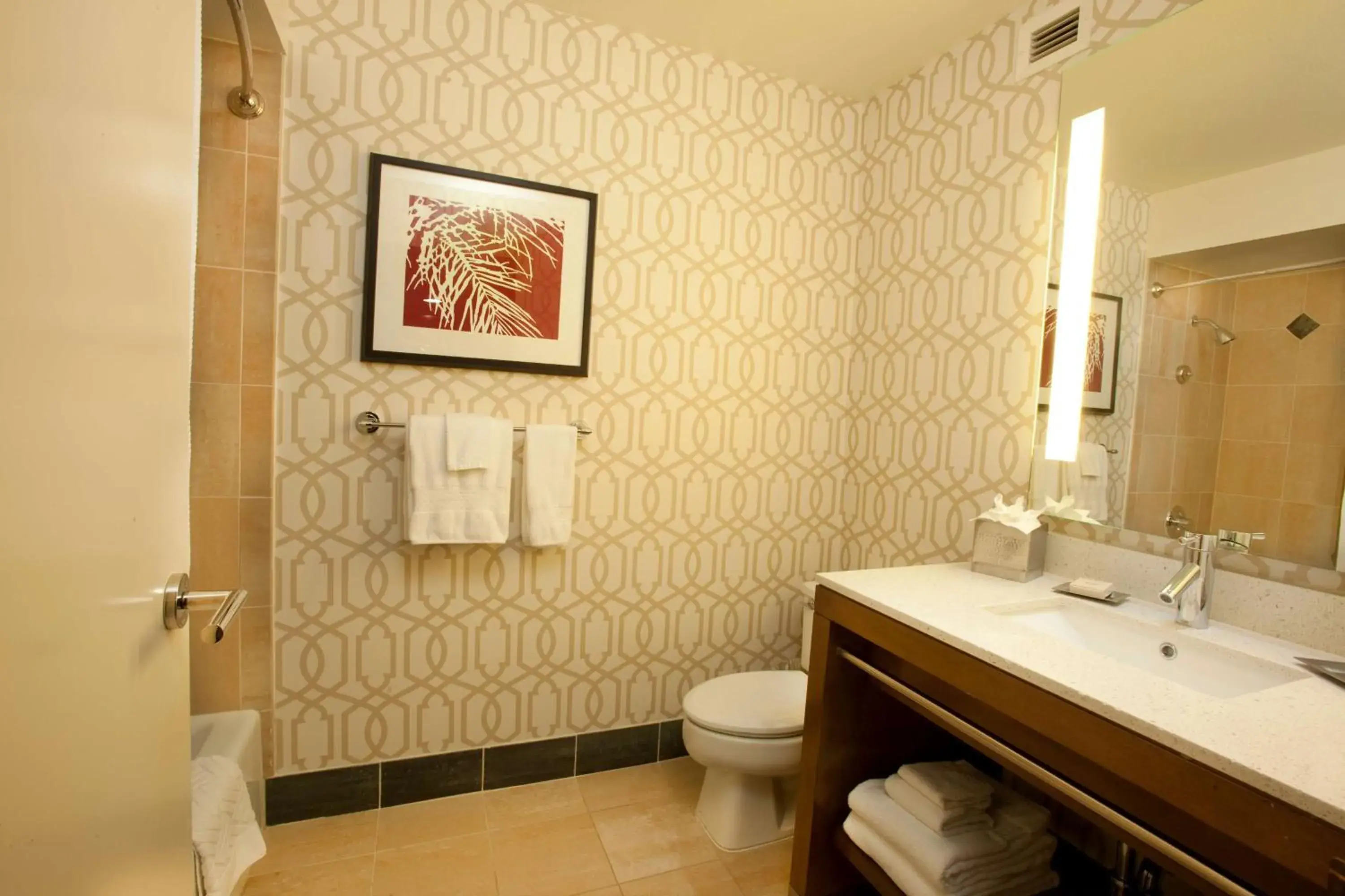 Queen Room with Two Queen Beds (No Resort Fees) in Hilton Palm Springs Queen Room with Two Queen Beds (No Resort Fees) in Hilton Palm Springs