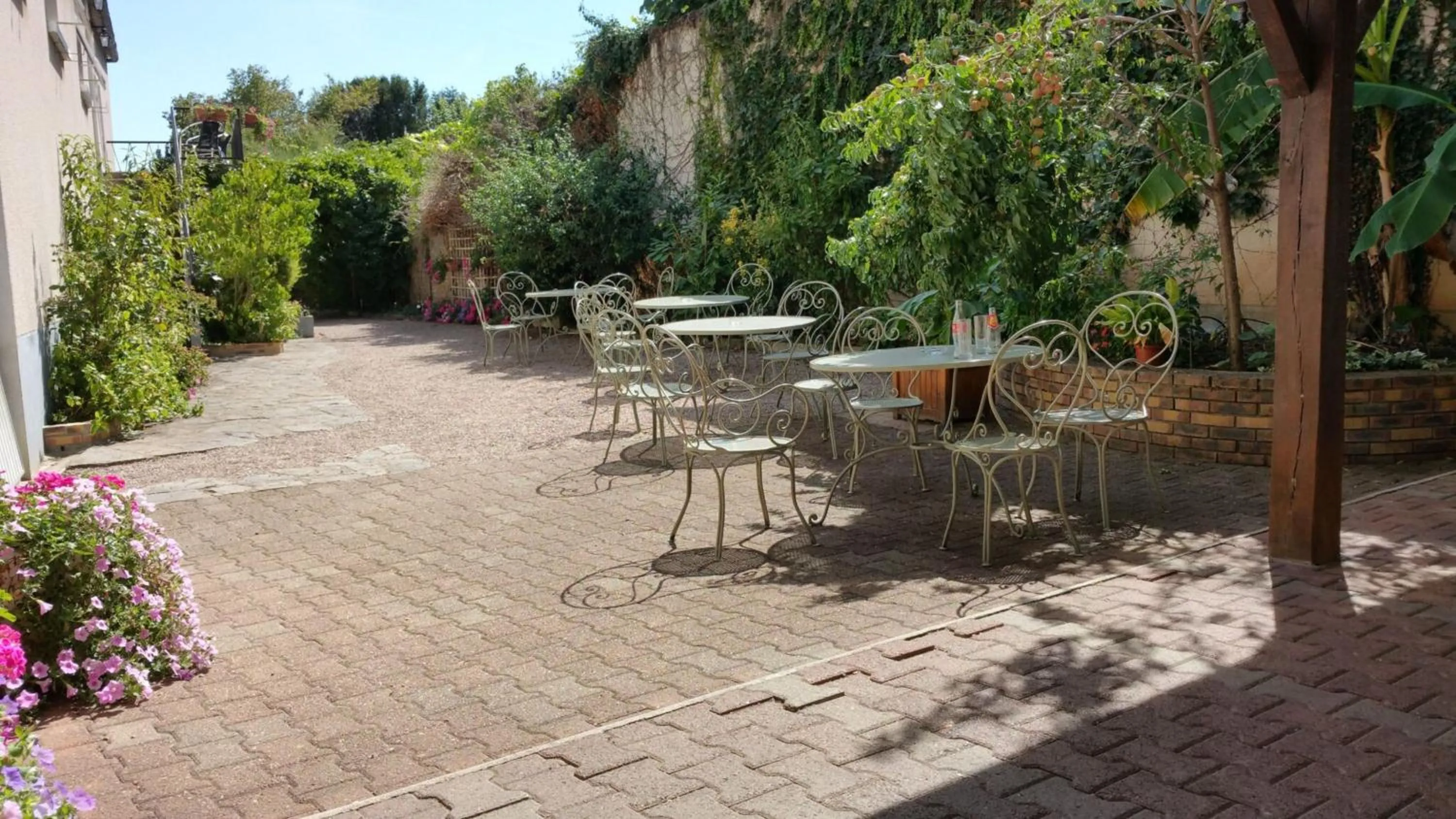 Patio in Hotel A Notre Dame