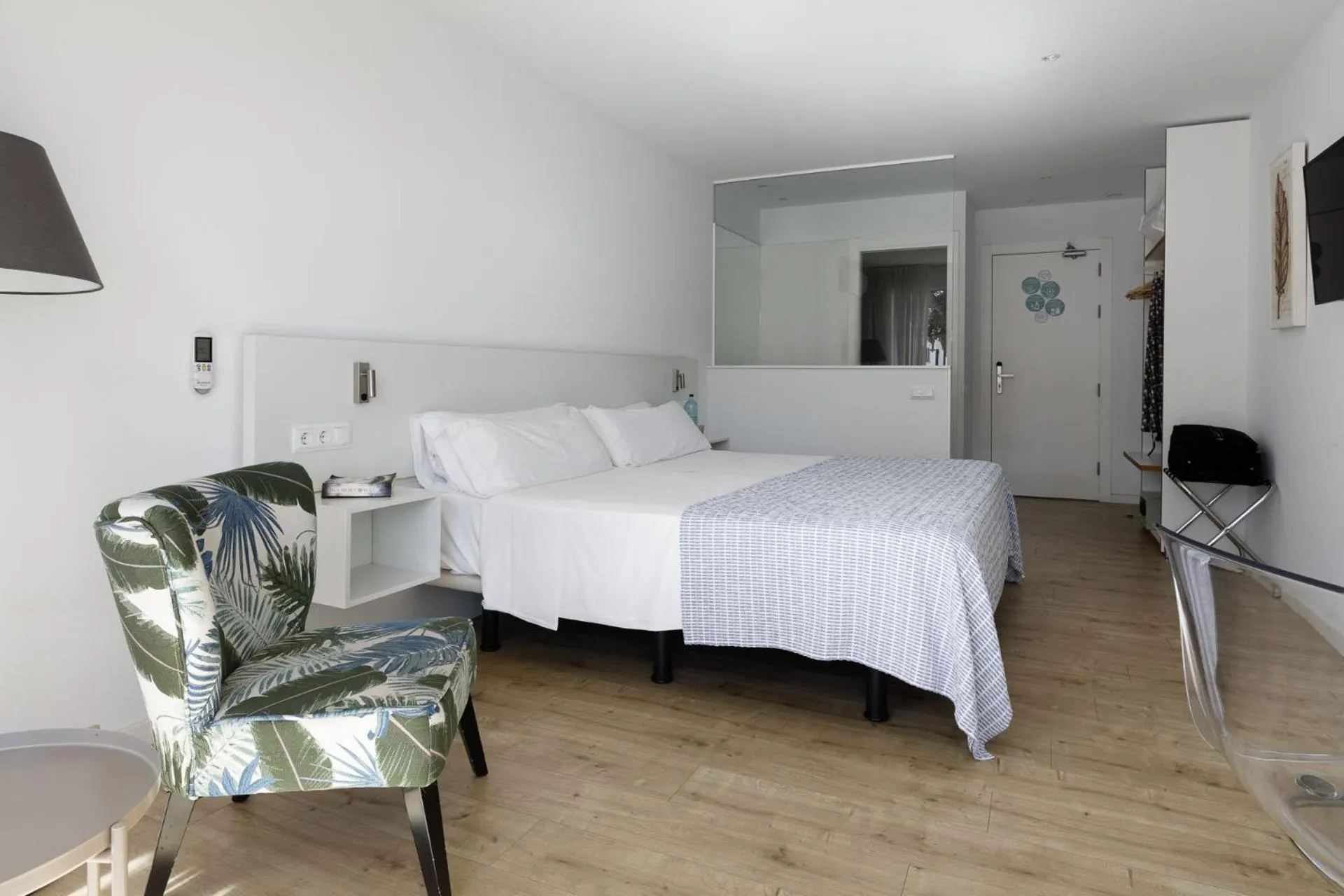 Photo of the whole room, Bed in Hotel hcp