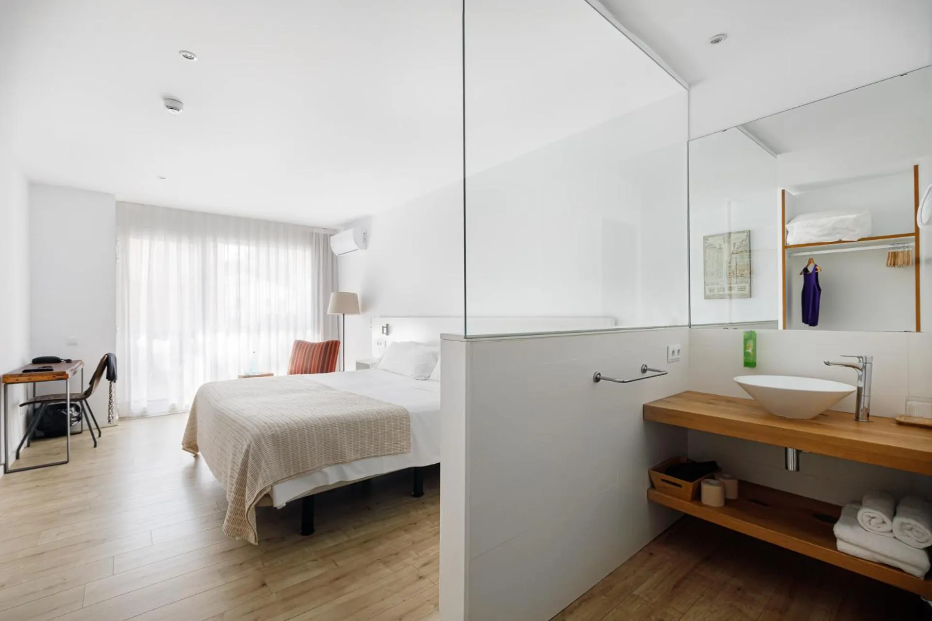 Bathroom, Bed in Hotel hcp
