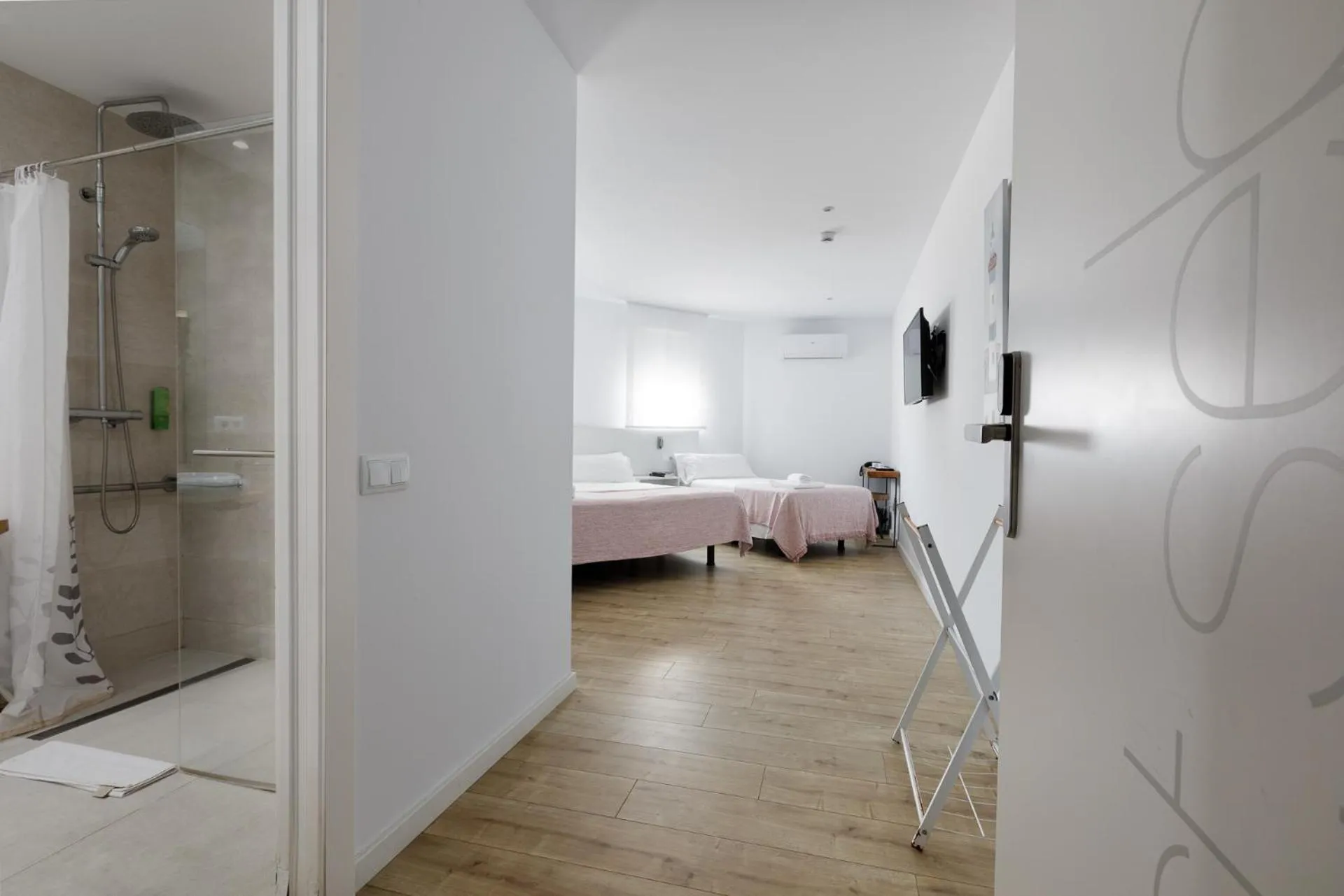 Shower, Bed in Hotel hcp