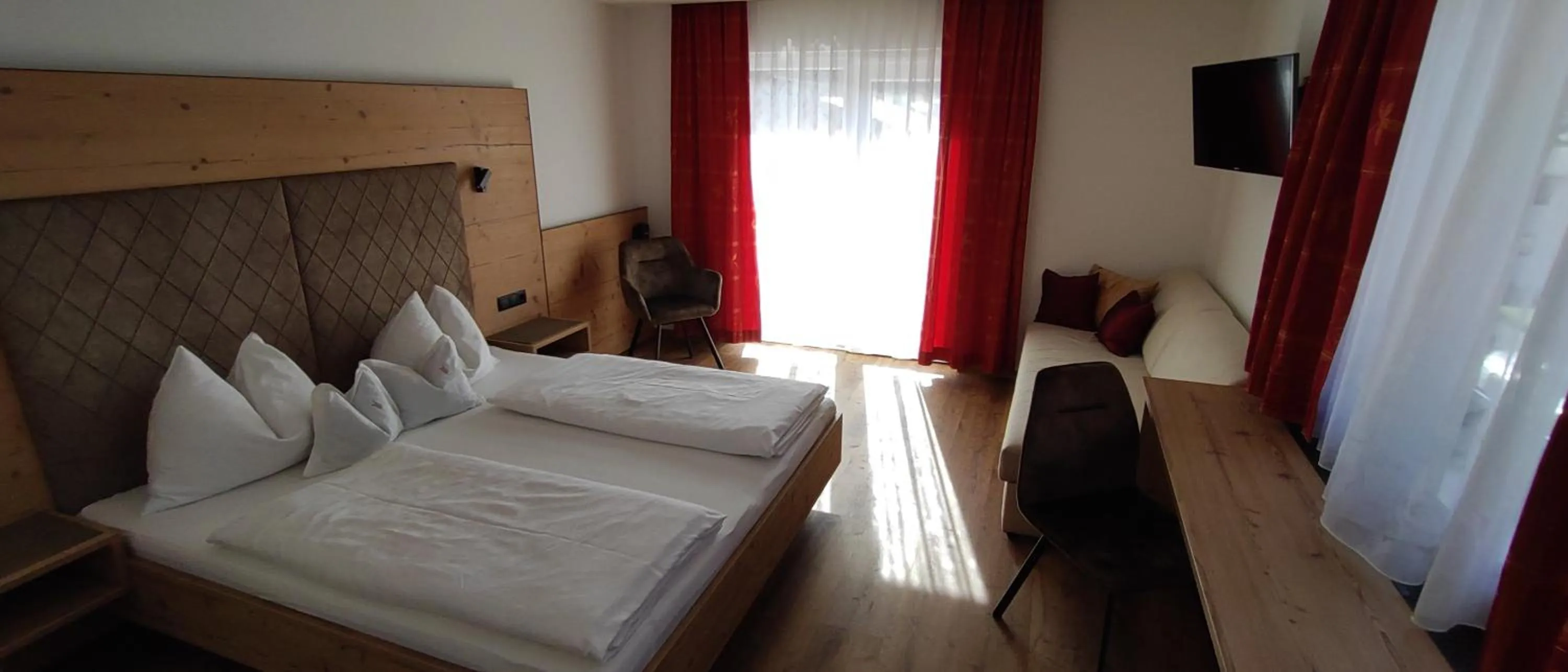 Photo of the whole room, Bed in Hotel Garni Tannenhof