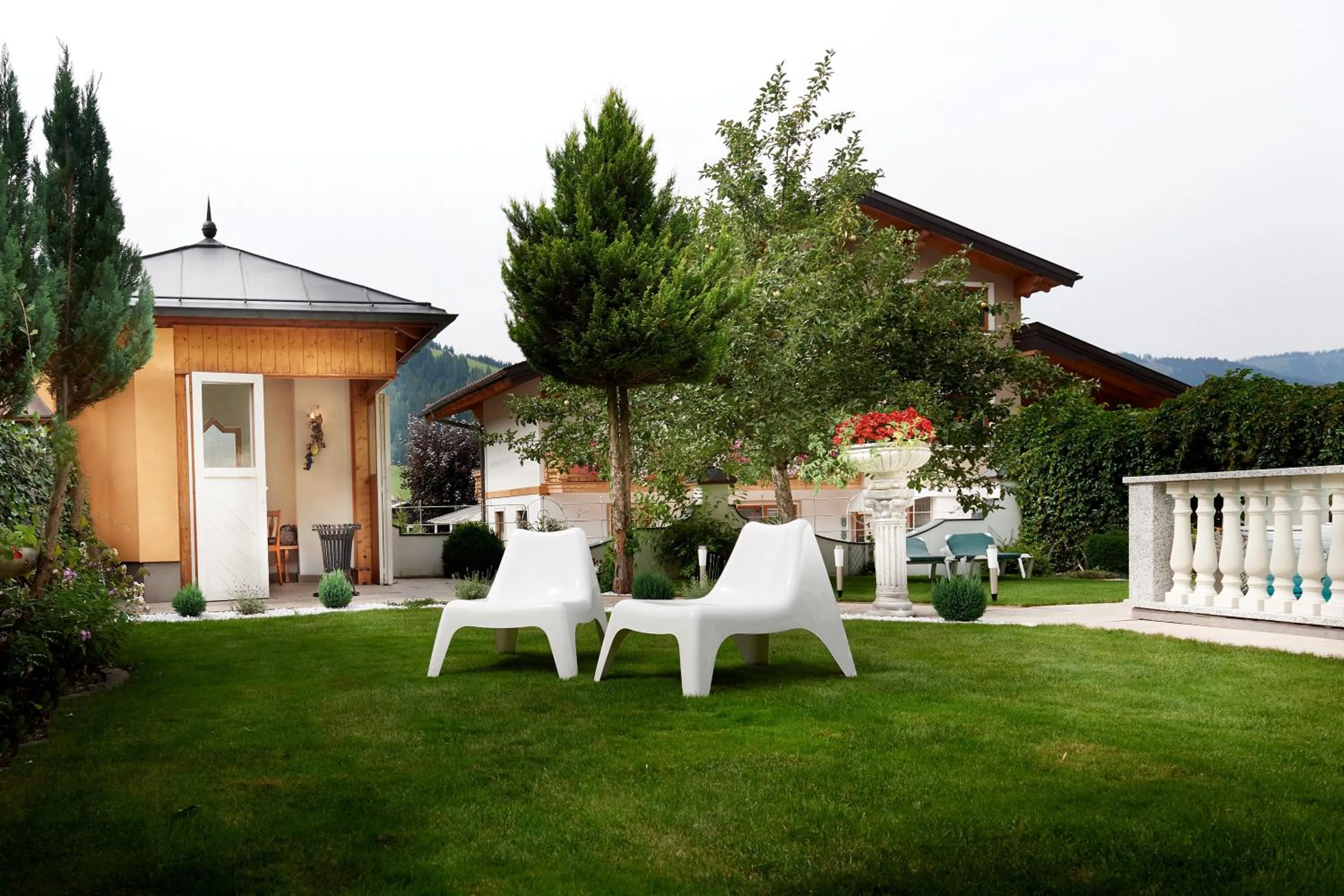 Garden view in Hotel Garni Tannenhof