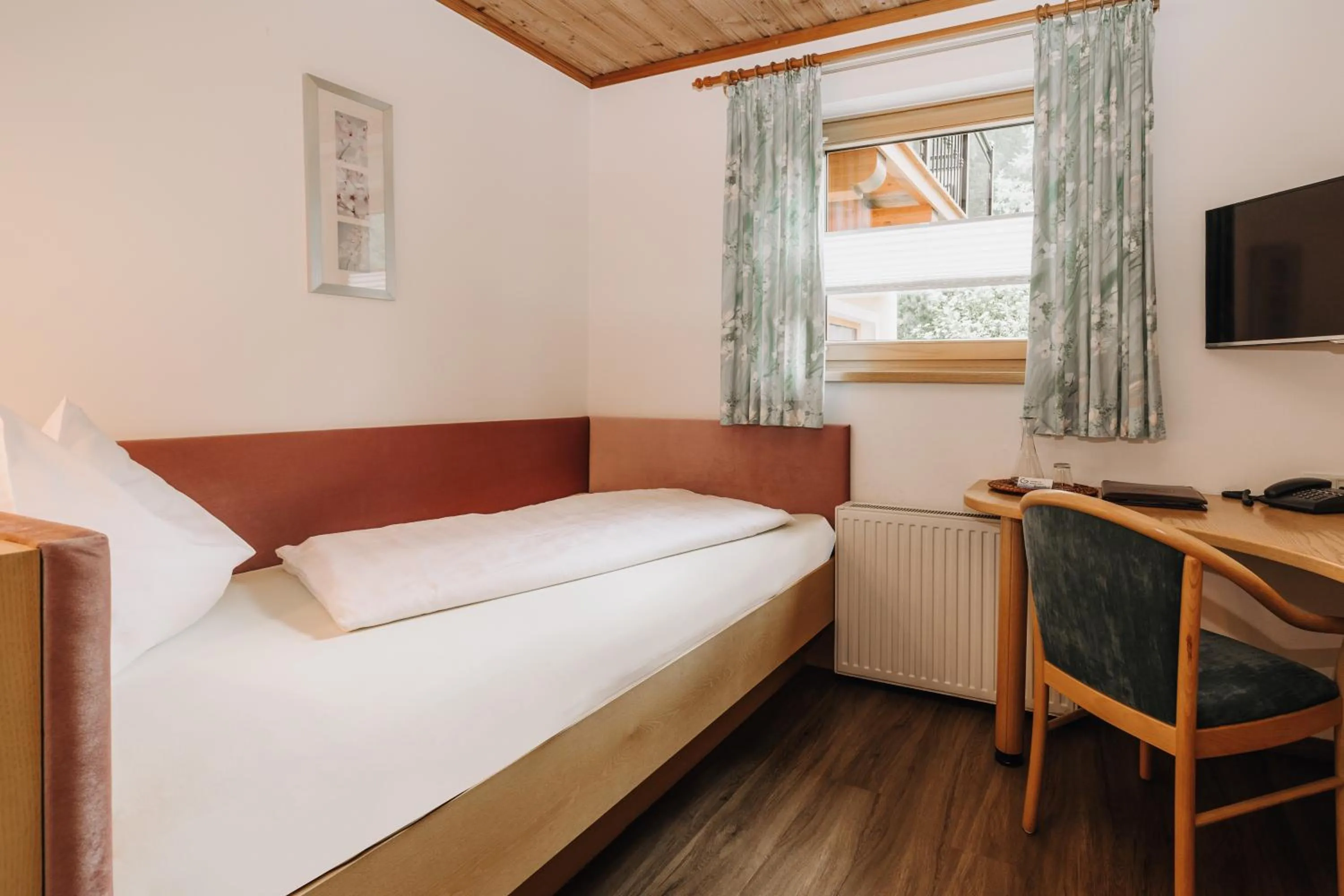 Bed in Hotel Garni Tannenhof