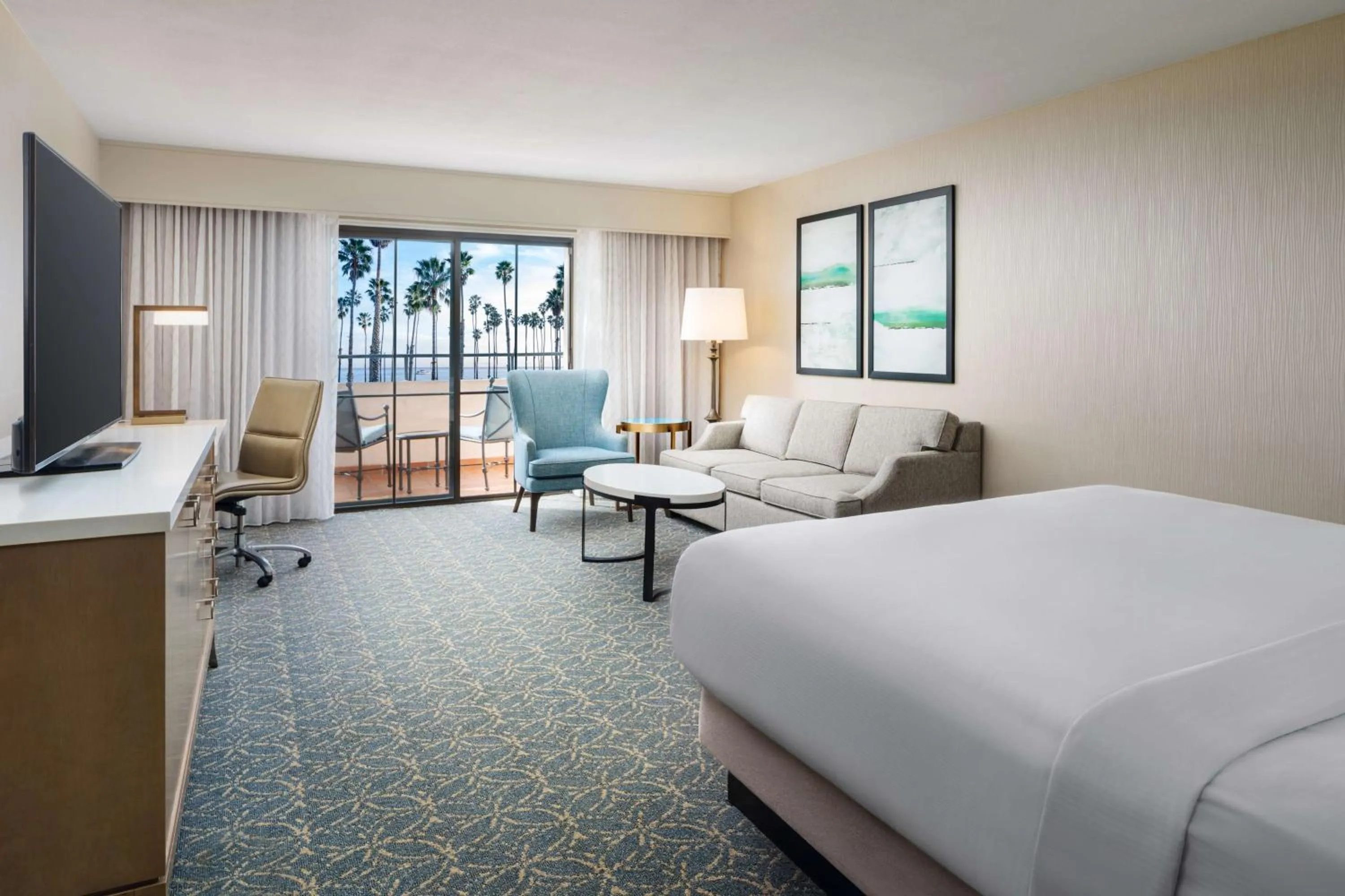 Living room, Bed in Hilton Santa Barbara Beachfront Resort