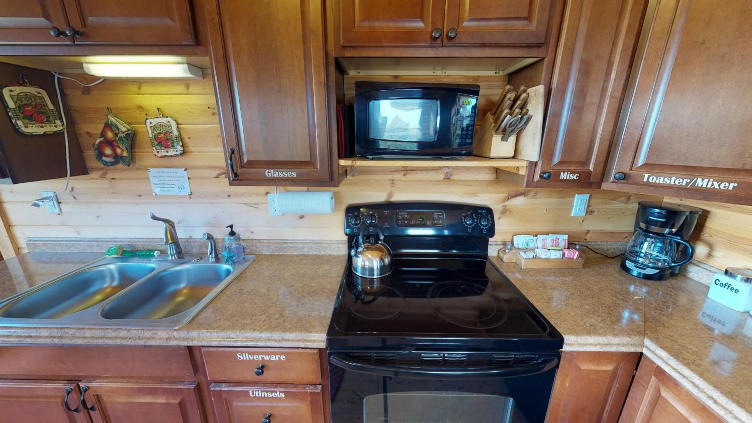 Kitchen or kitchenette in White Pine Cabin by Canyonlands Lodging