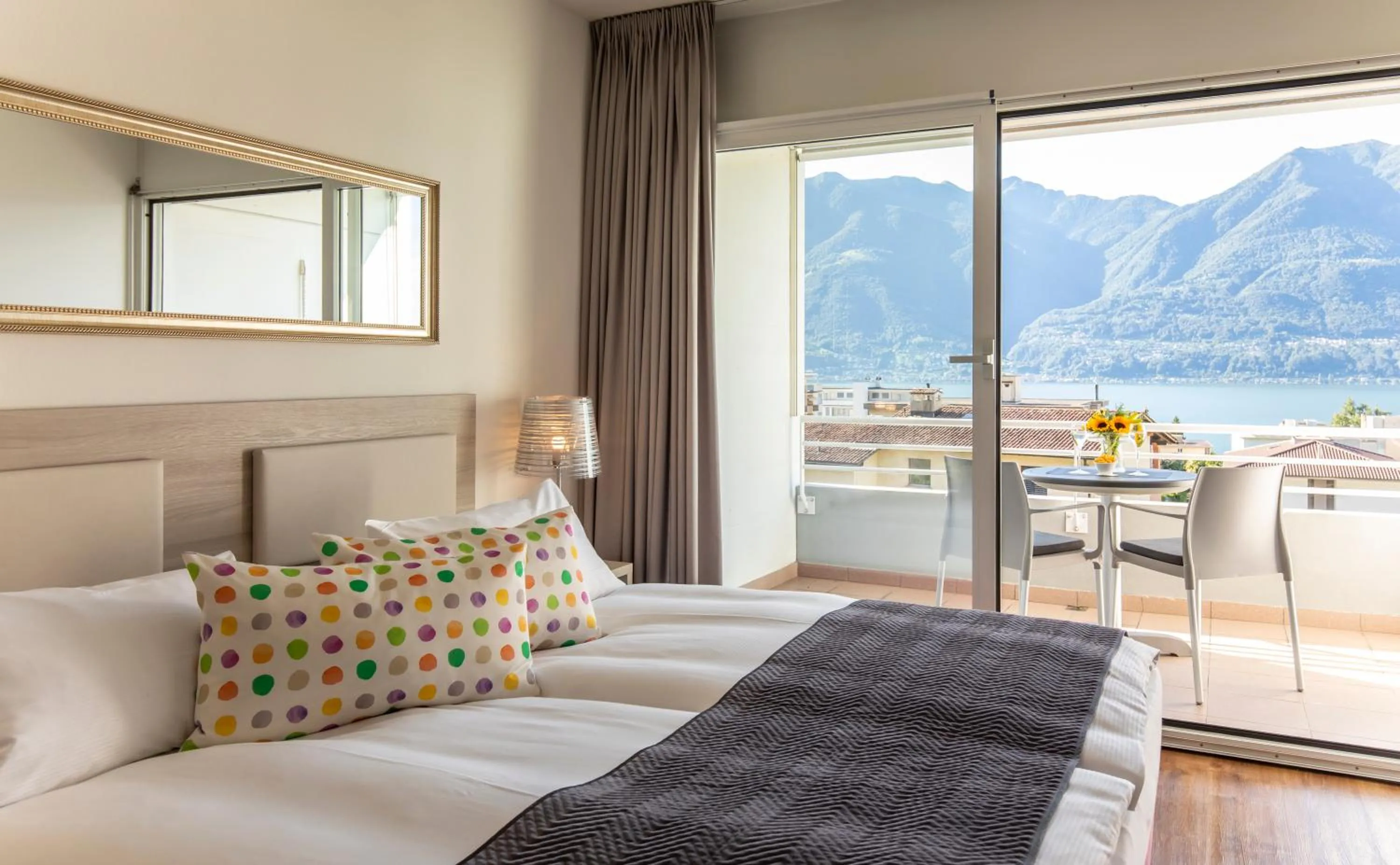 Property building, Bed in Smart-HOTEL MINUSIO, a Swiss Quality Hotel