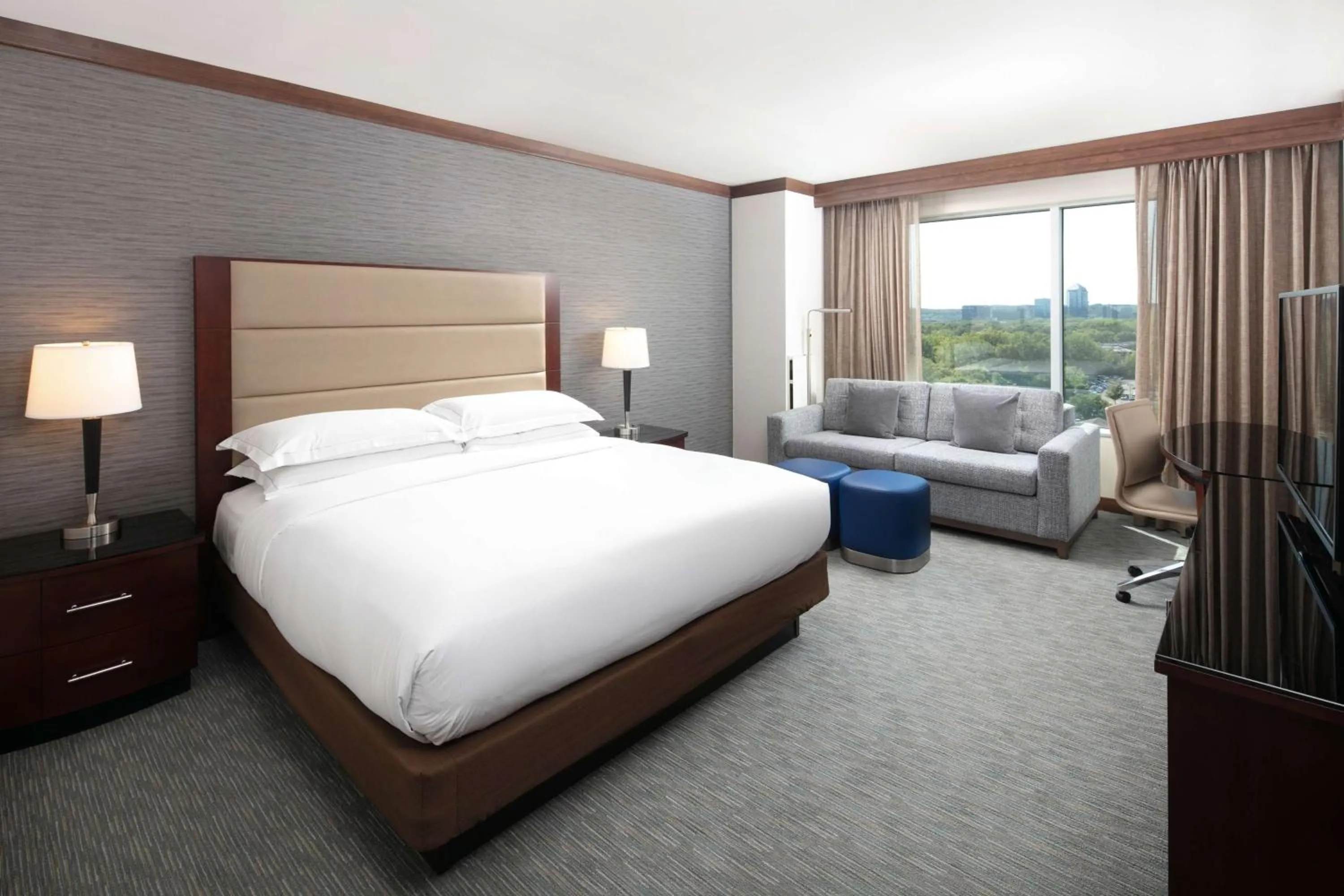 Bedroom, Bed in Hilton Minneapolis Bloomington