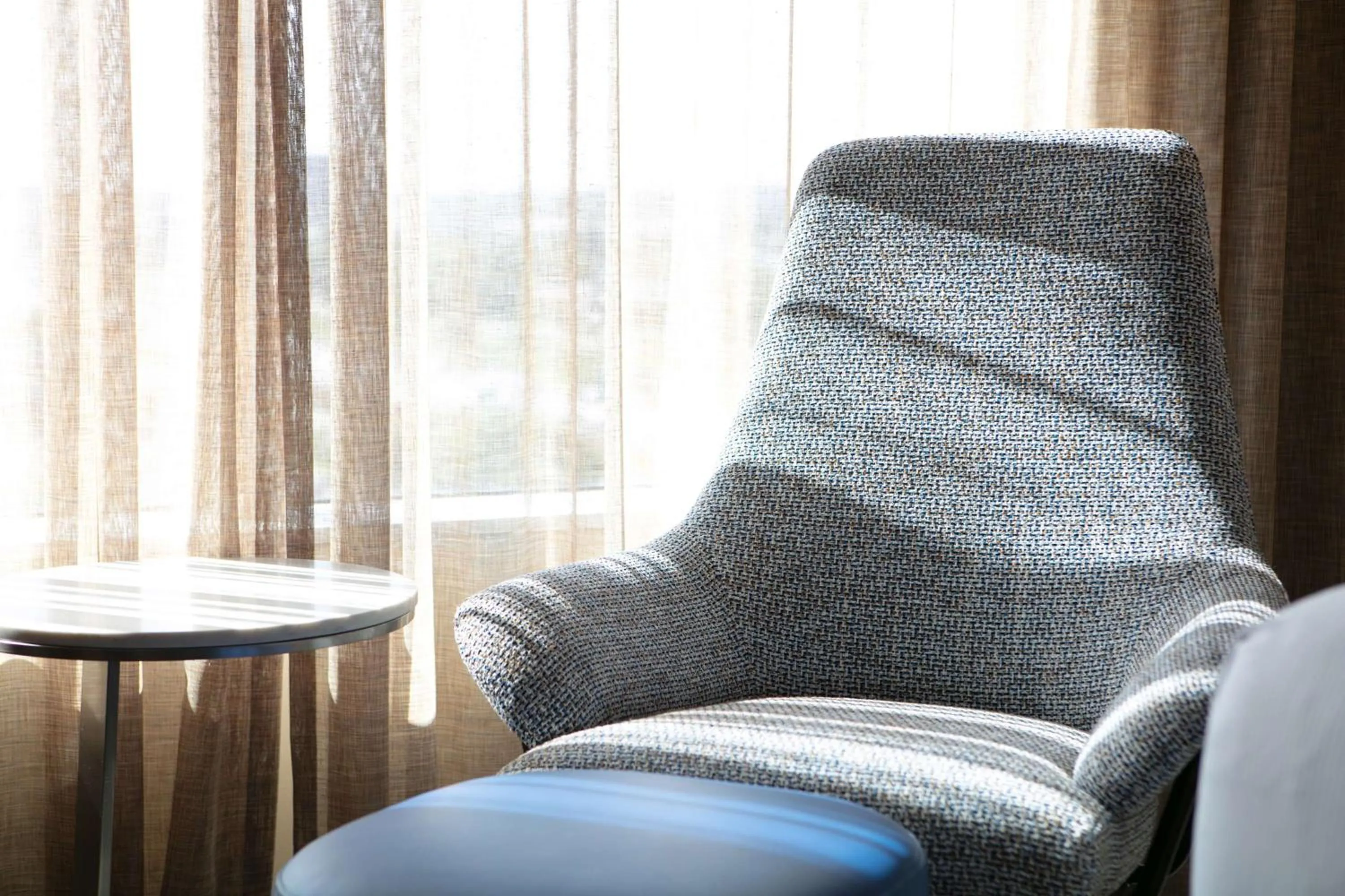 Living room in Hilton Minneapolis Bloomington