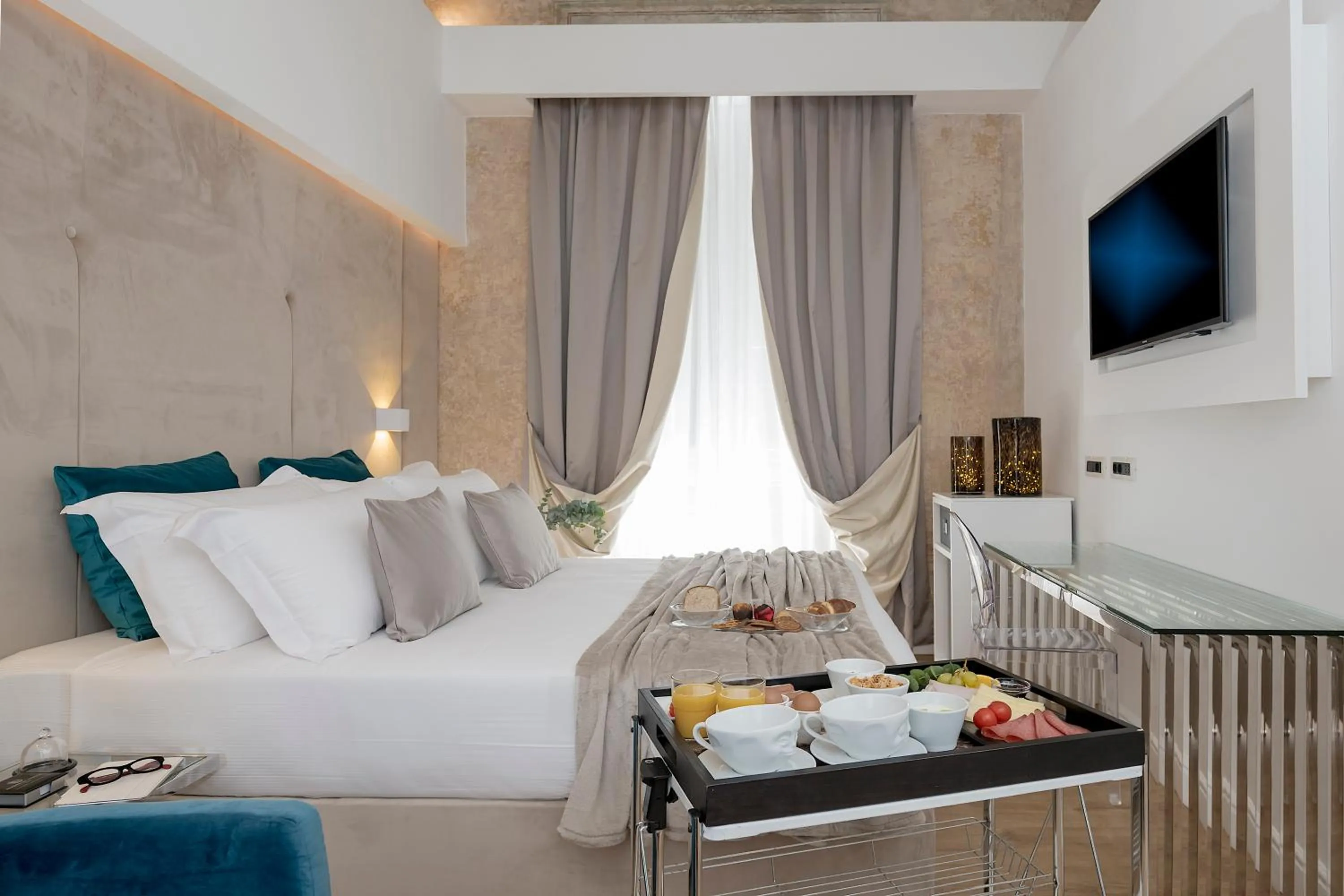 Bedroom, Bed in Navona Style