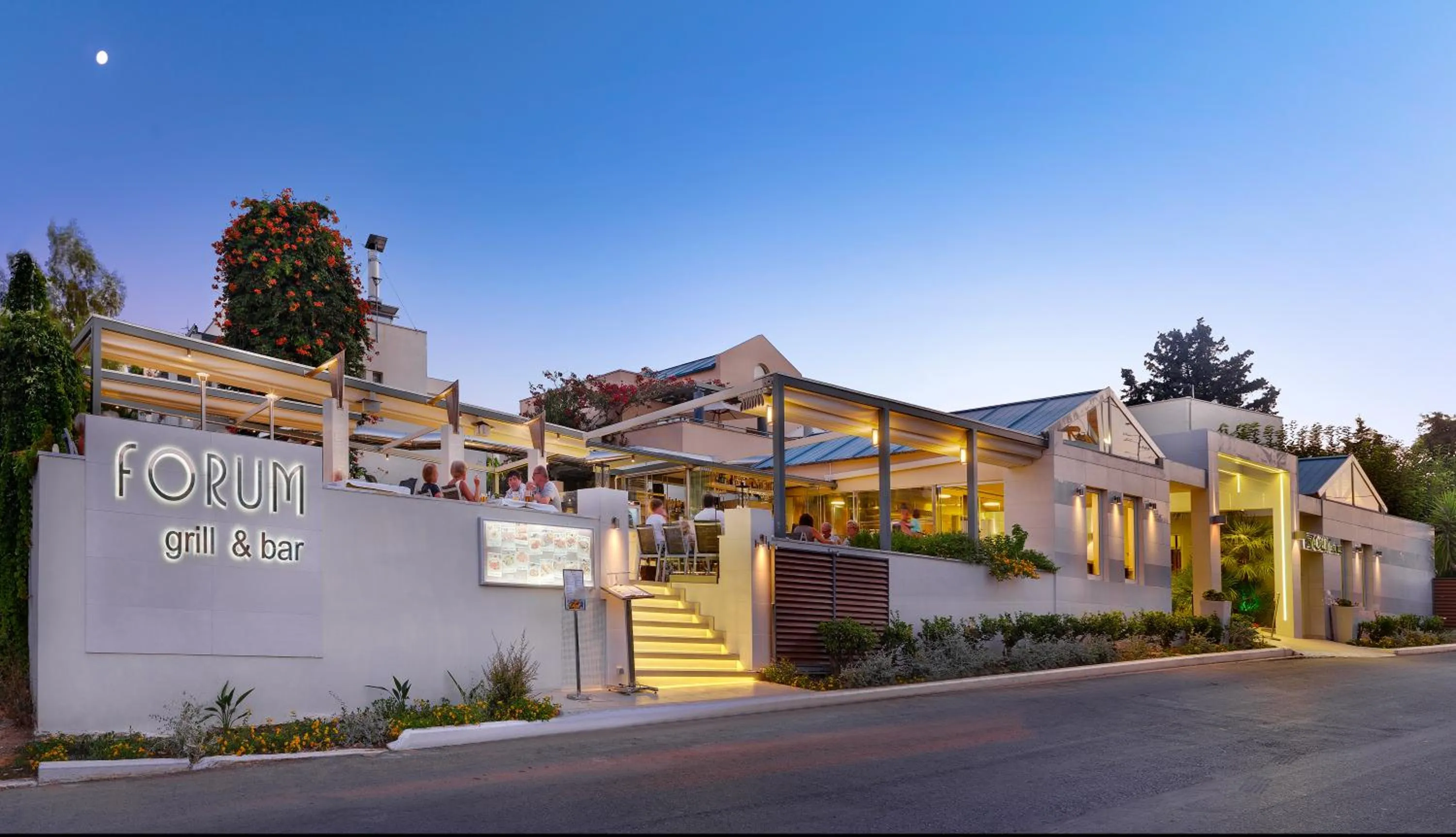 Restaurant/places to eat in Forum Suites