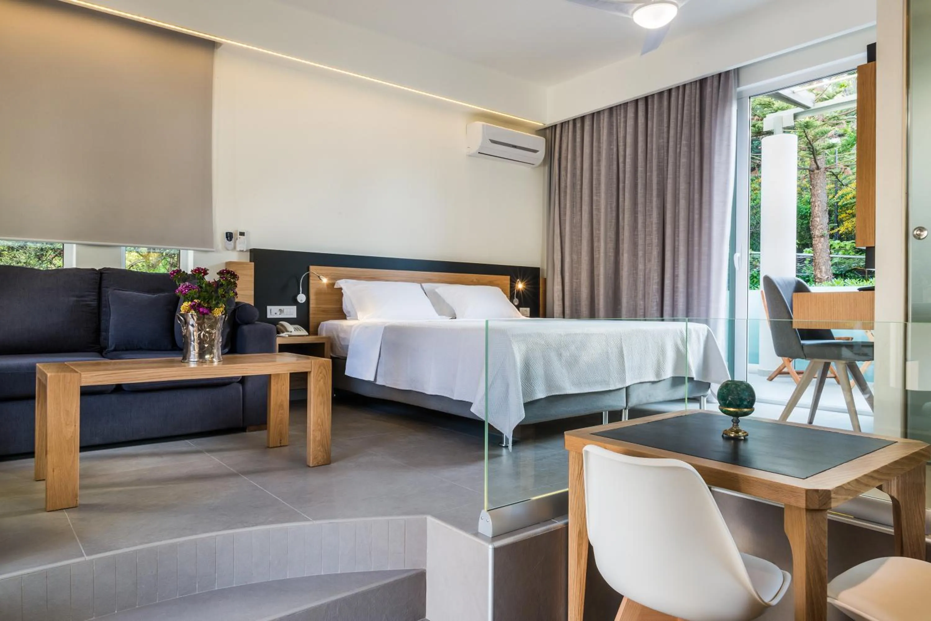 Living room, Bed in Forum Suites