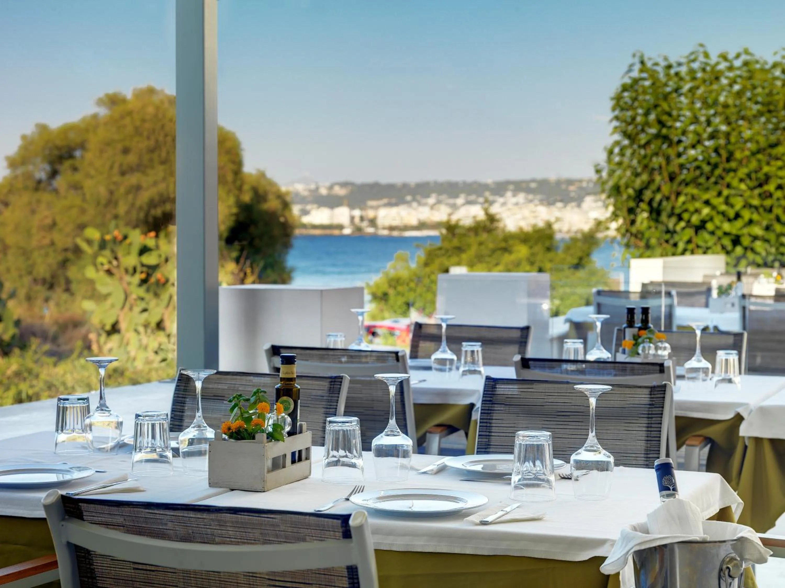 Restaurant/places to eat in Forum Suites