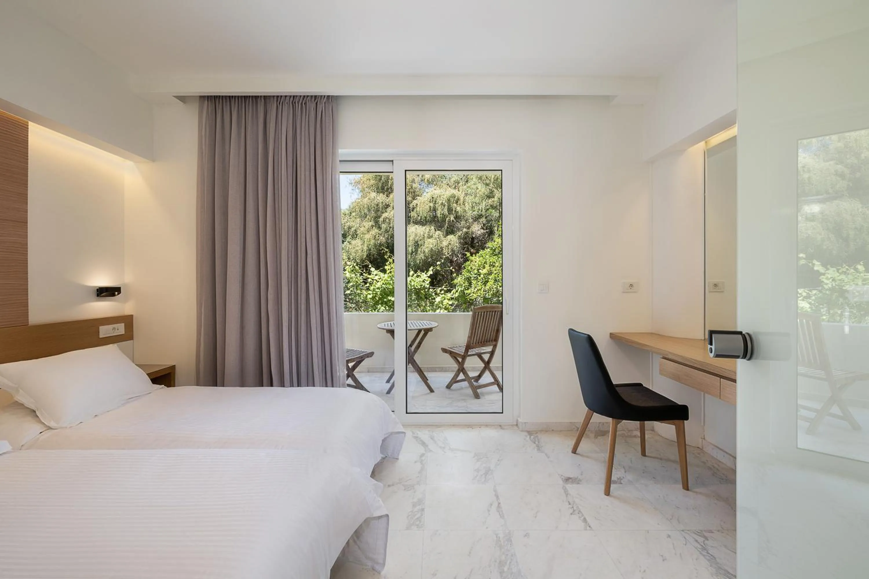 Garden view, Bed in Forum Suites