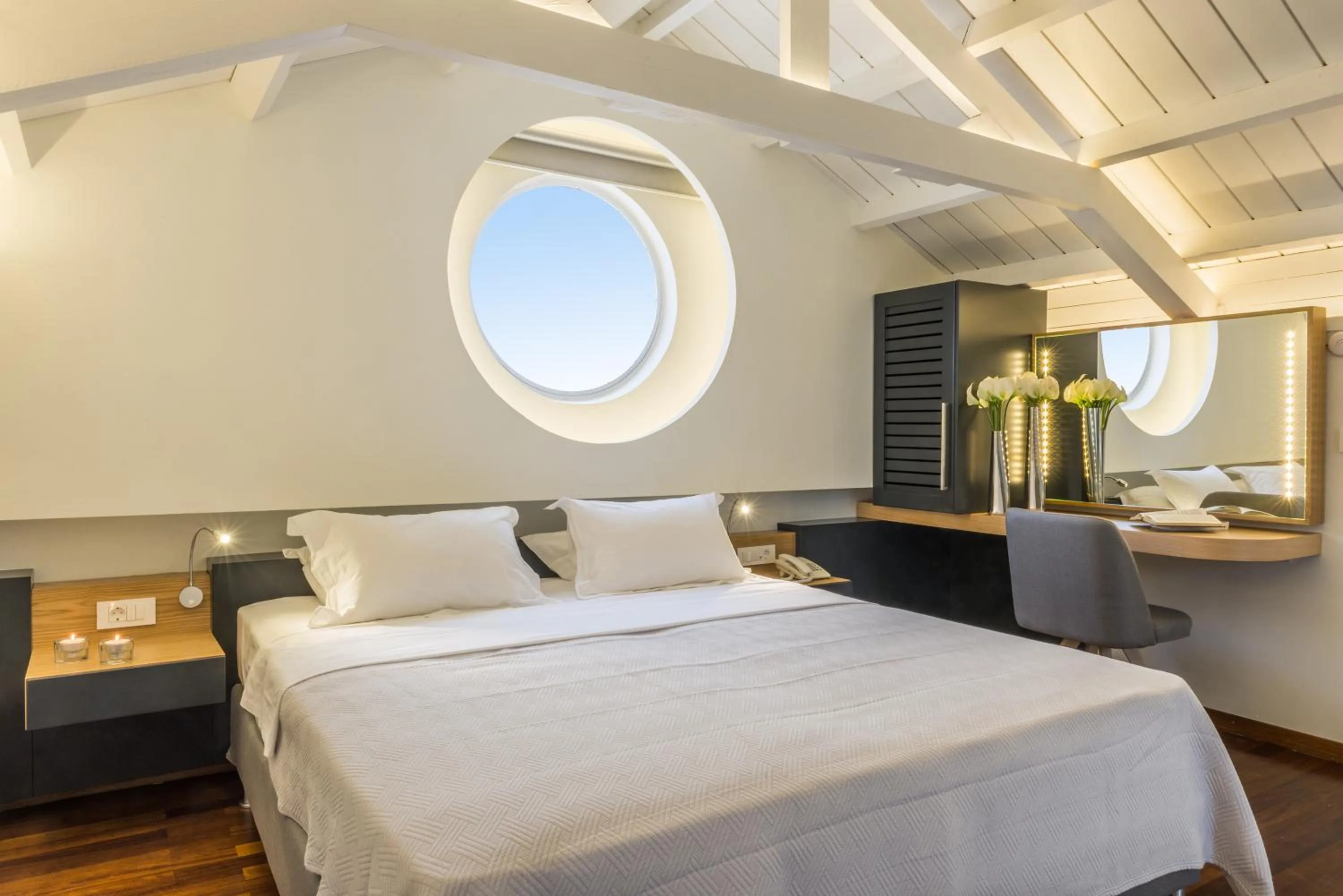 Bedroom, Bed in Forum Suites