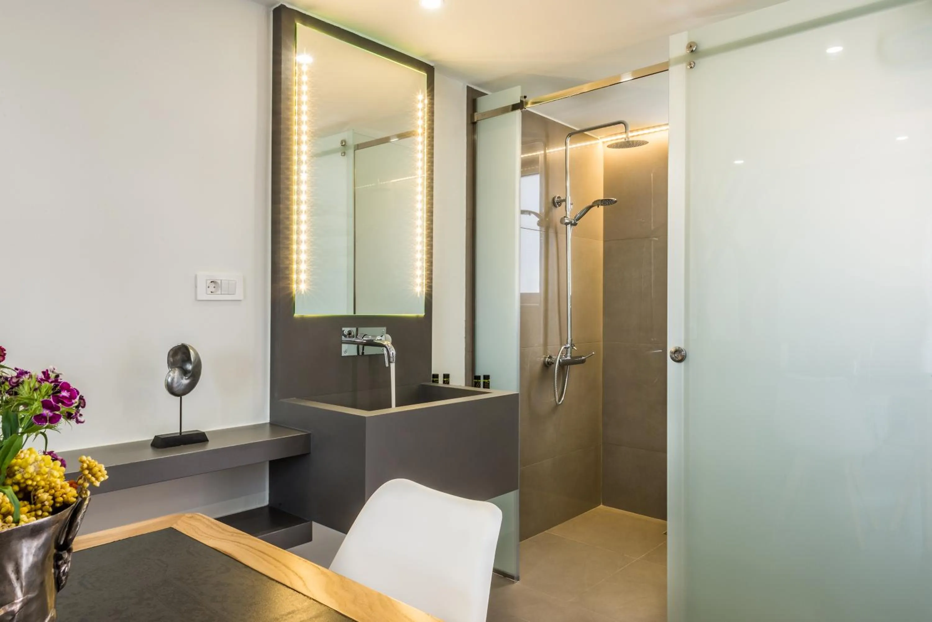Shower in Forum Suites