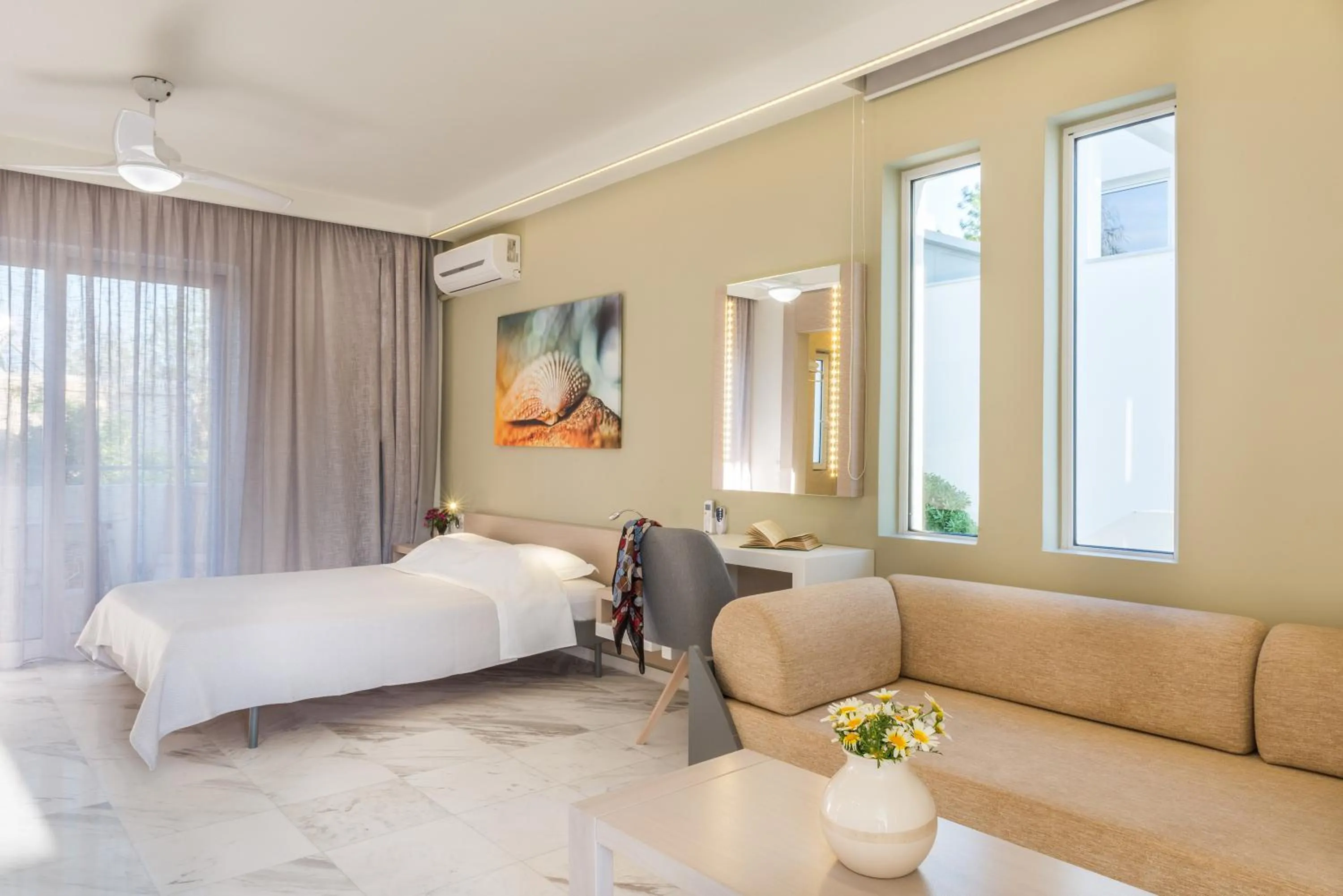 Bedroom, Bed in Forum Suites