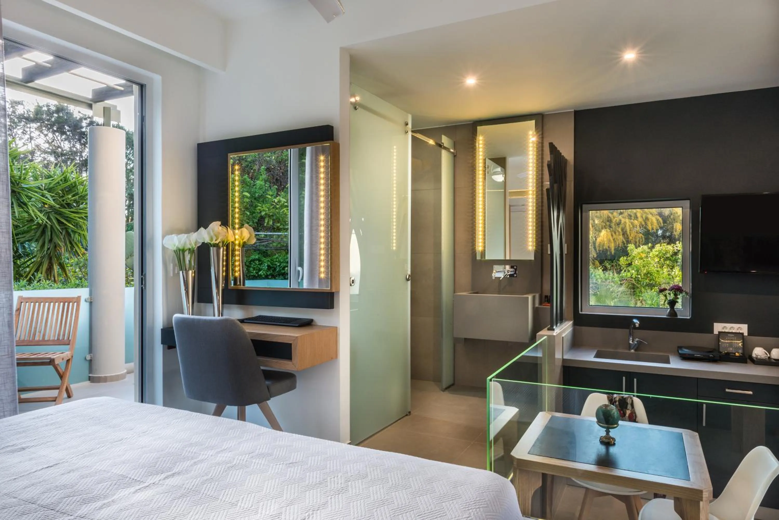 Living room, Bed in Forum Suites