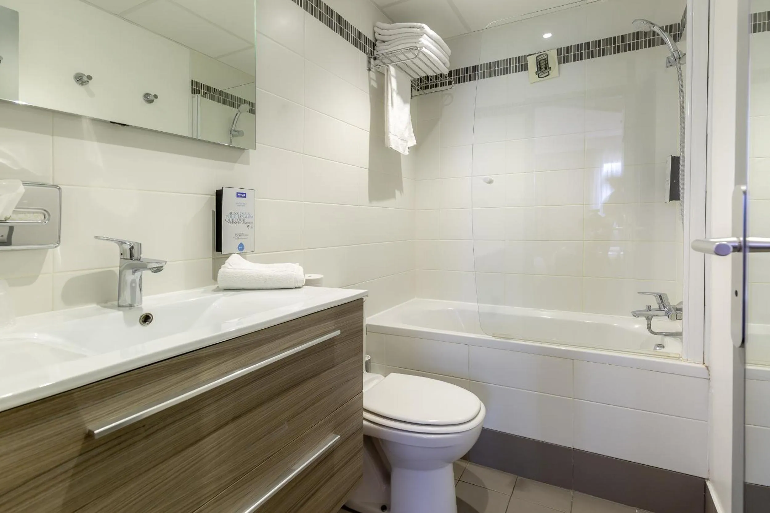 Shower in Kyriad Avignon - Palais des Papes