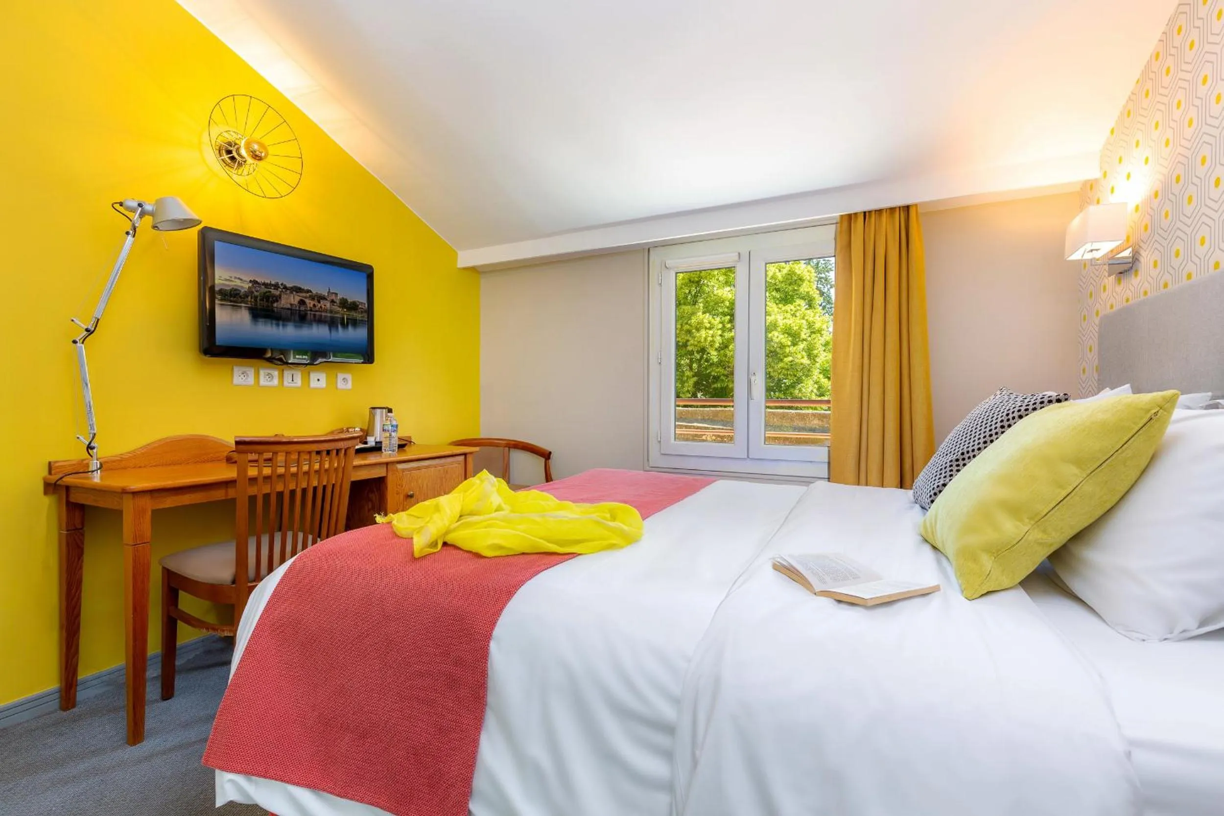 Photo of the whole room, Bed in Kyriad Avignon - Palais des Papes