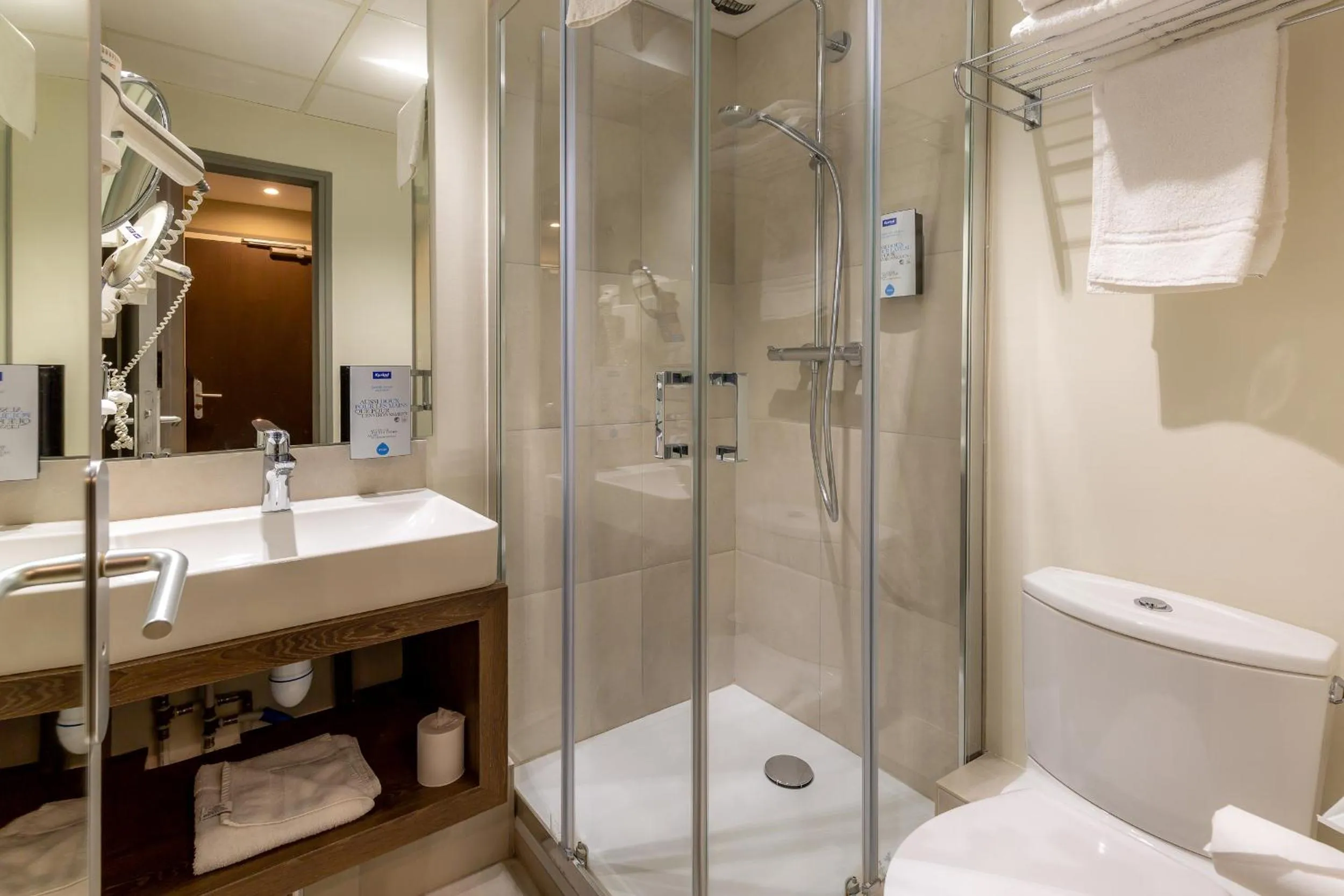 Shower in Kyriad Avignon - Palais des Papes