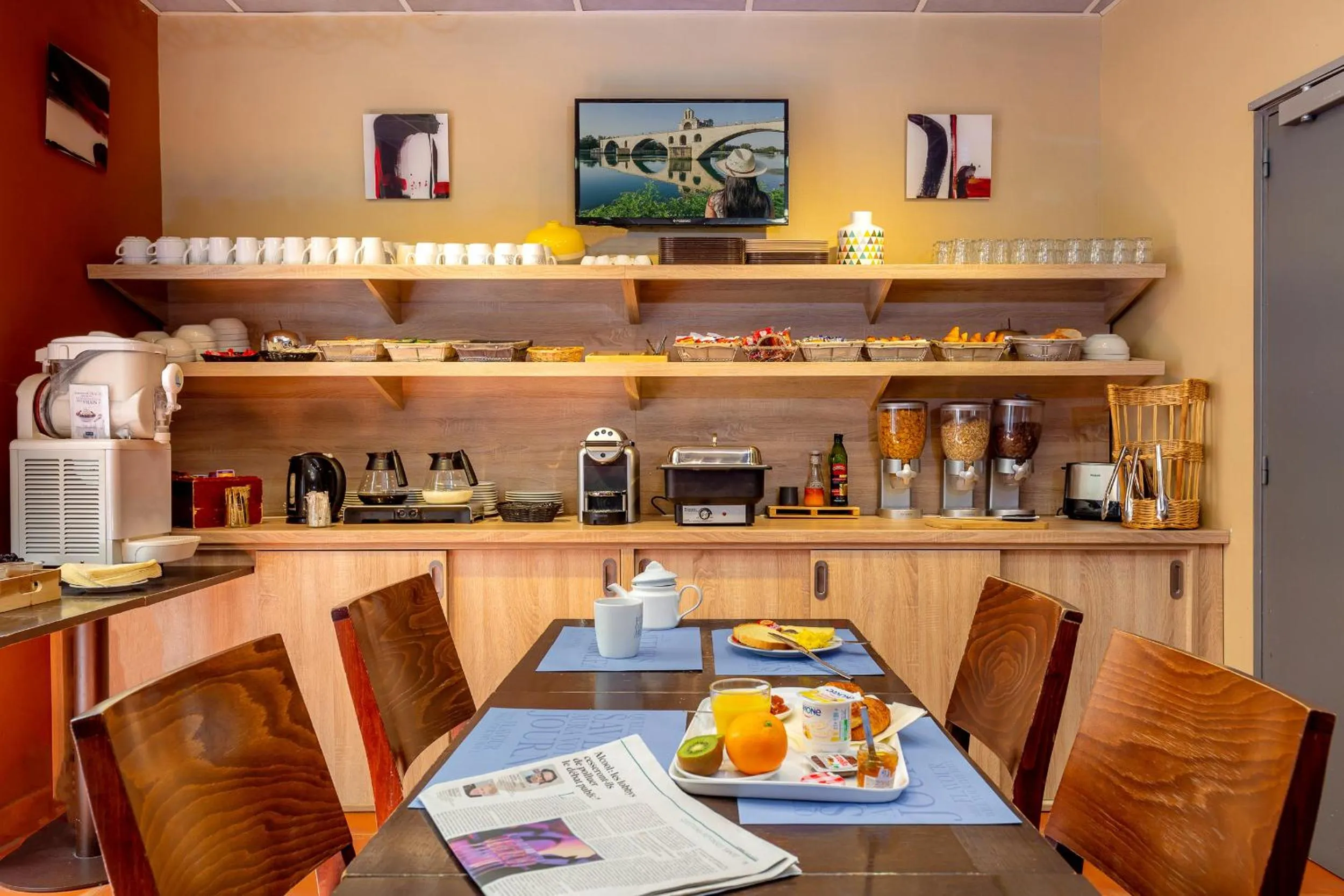 Food in Kyriad Avignon - Palais des Papes