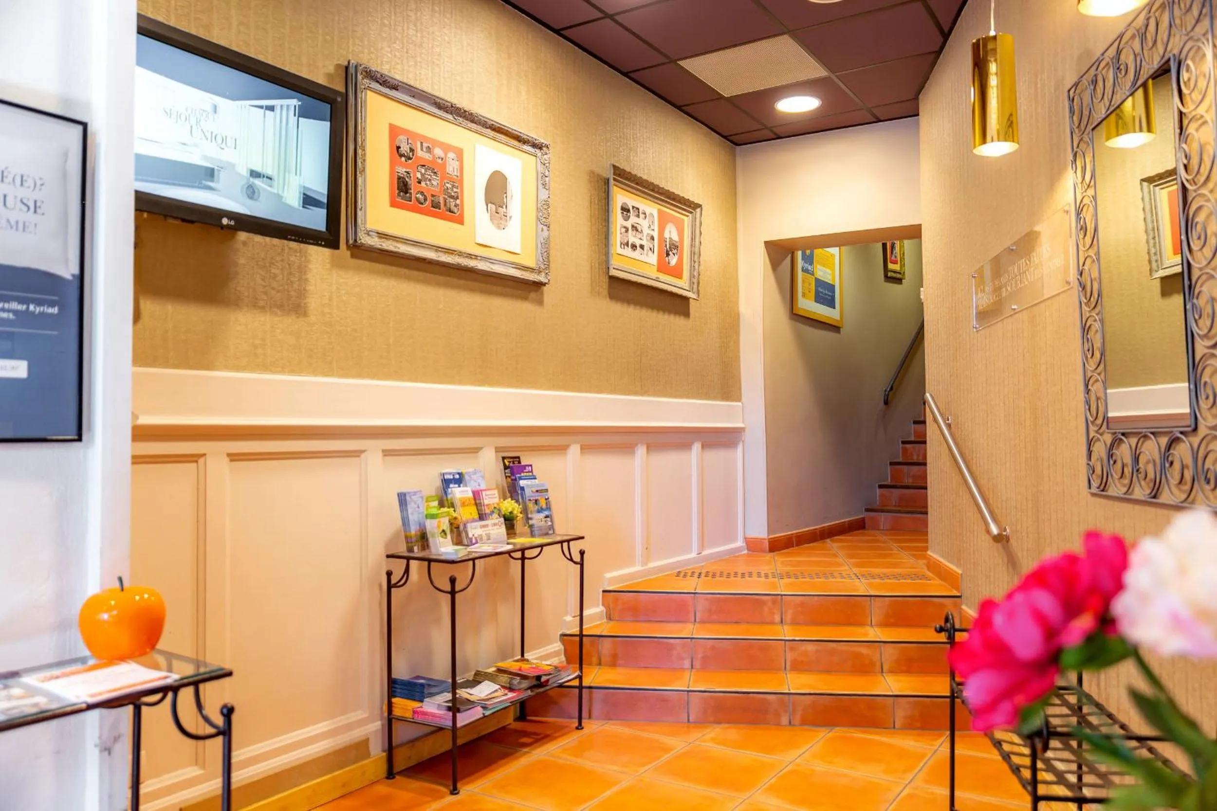 Lobby or reception in Kyriad Avignon - Palais des Papes