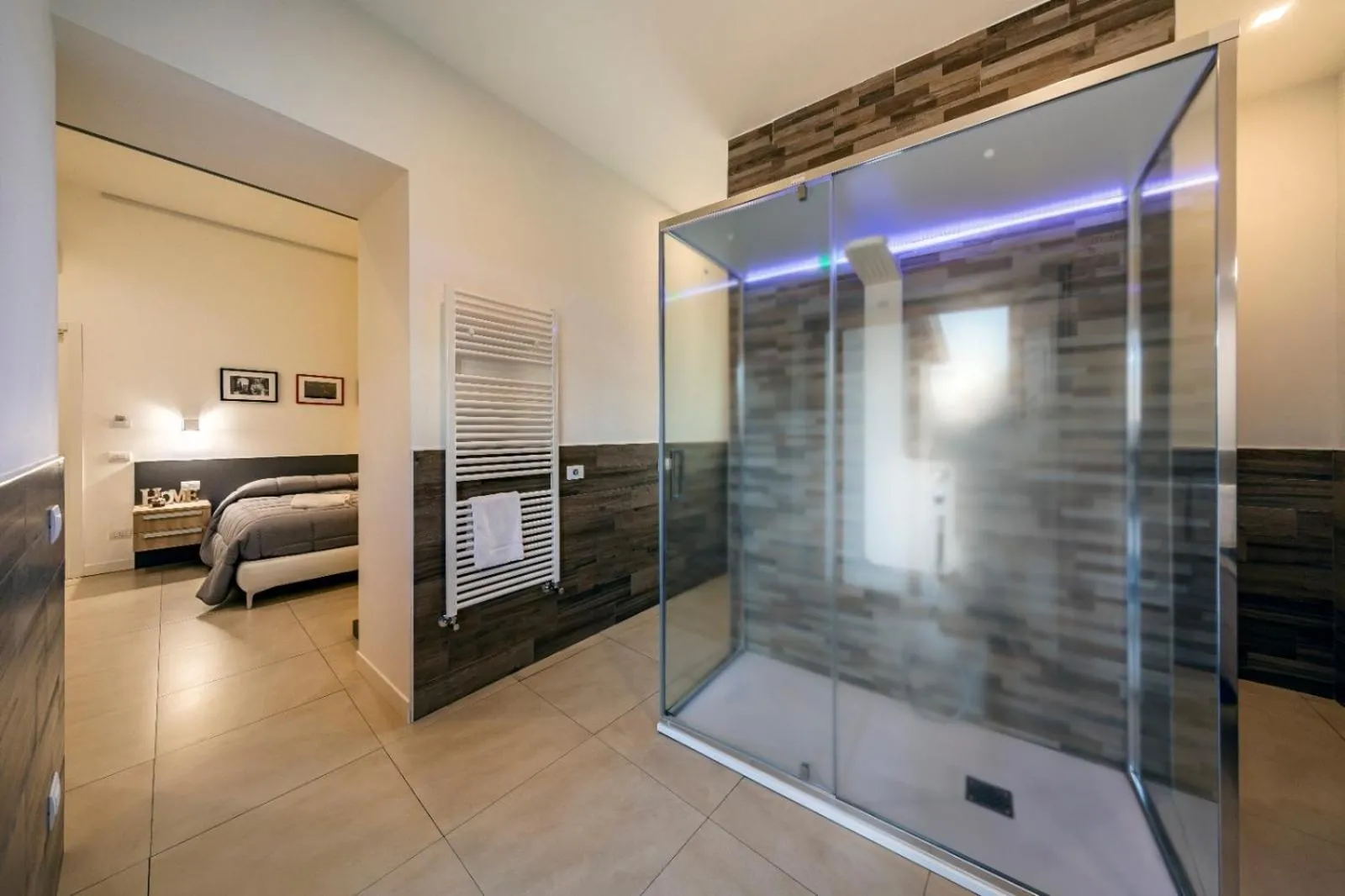 Photo of the whole room in Napoli Squares Suites