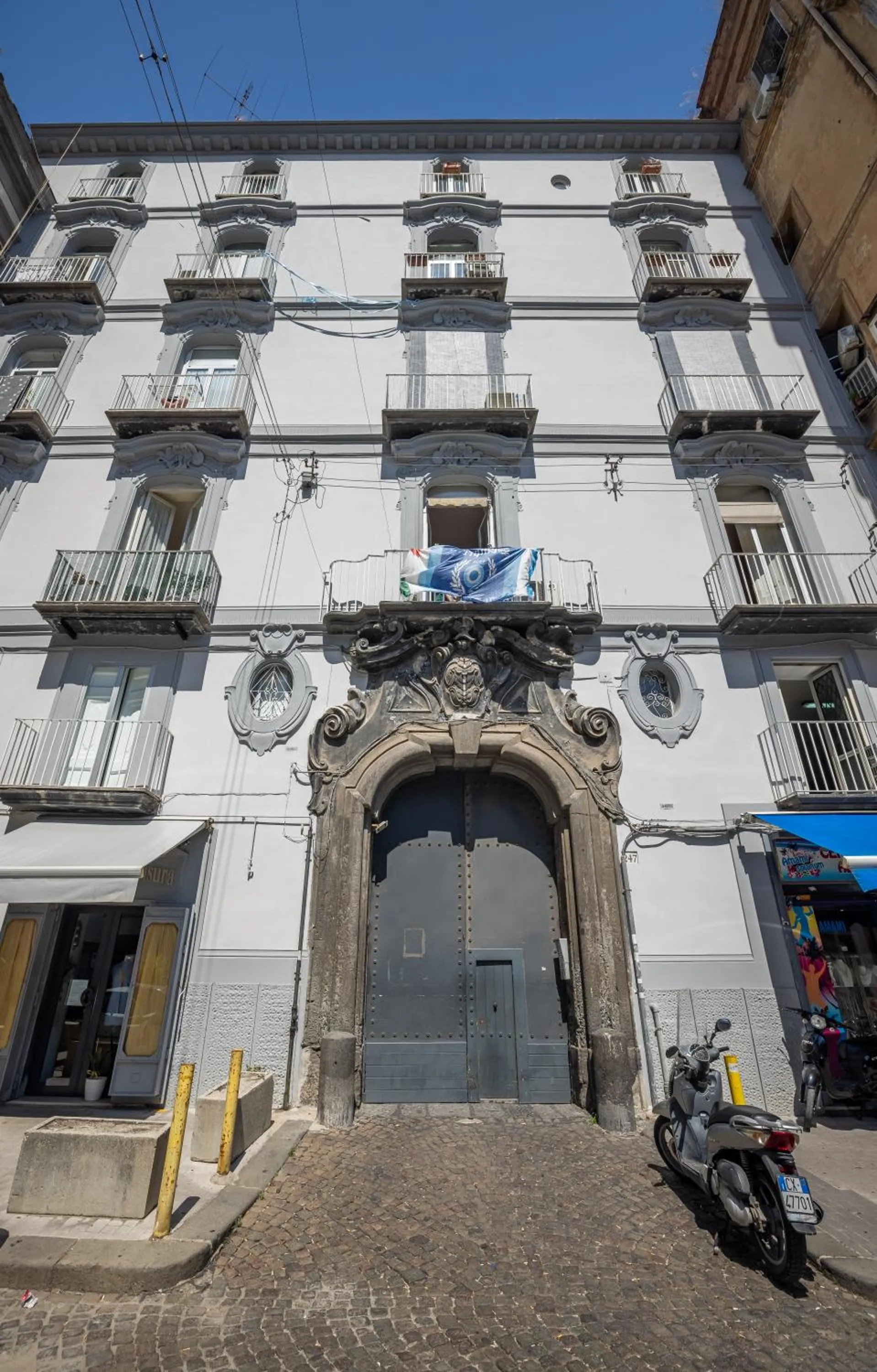Property building in Napoli Squares Suites