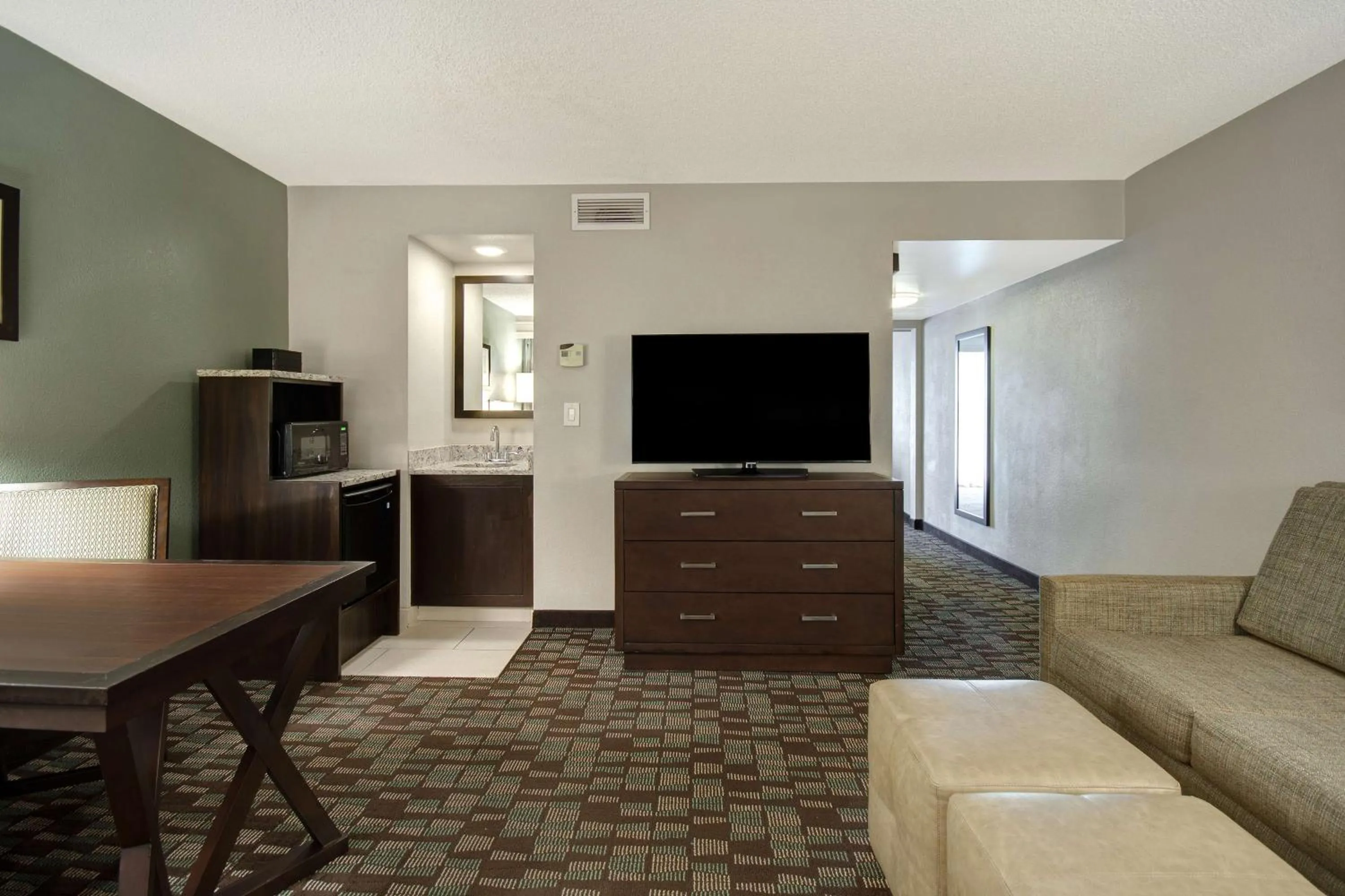 Living room in Embassy Suites by Hilton Jacksonville Baymeadows