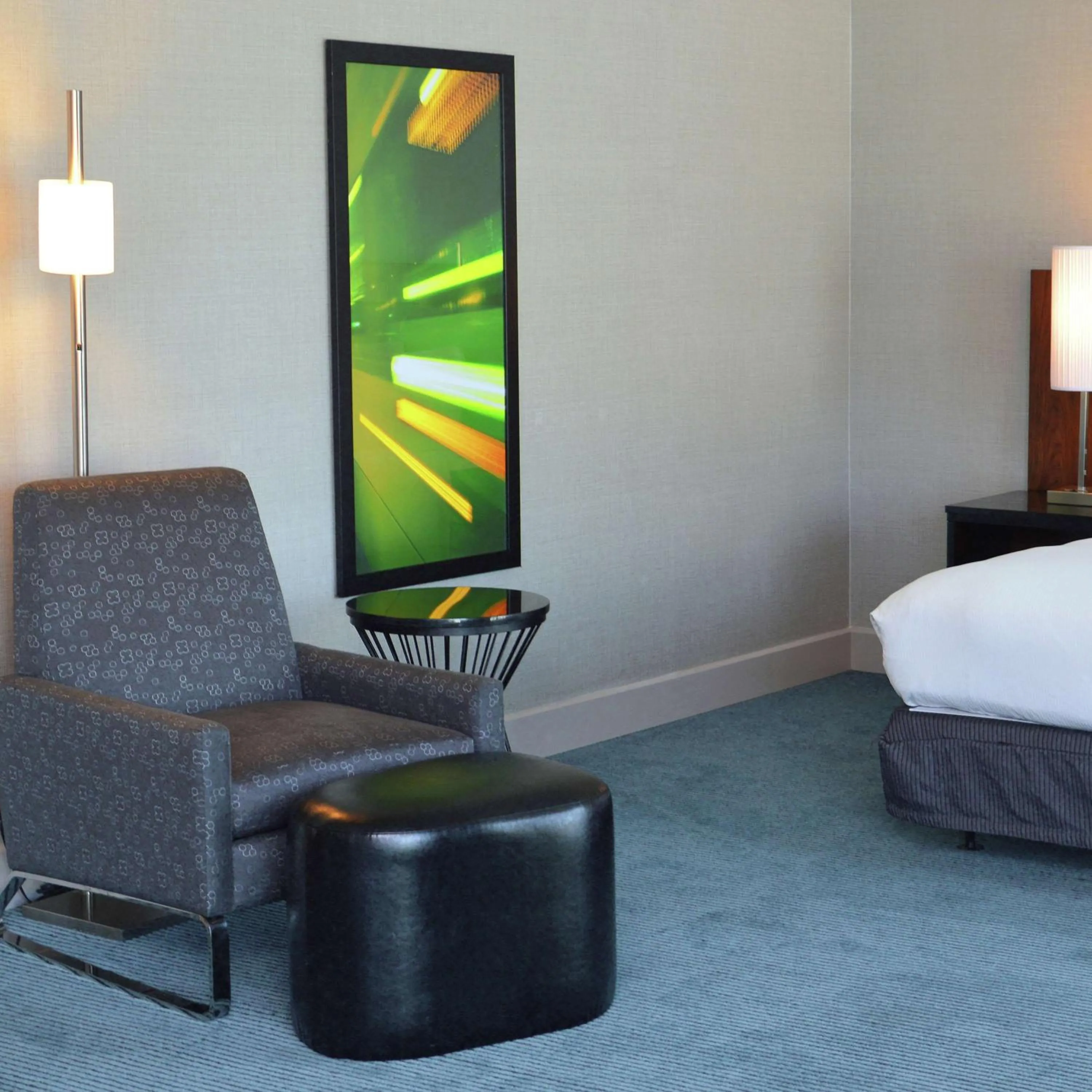 Living room, Bed in DoubleTree by Hilton Newark-Fremont