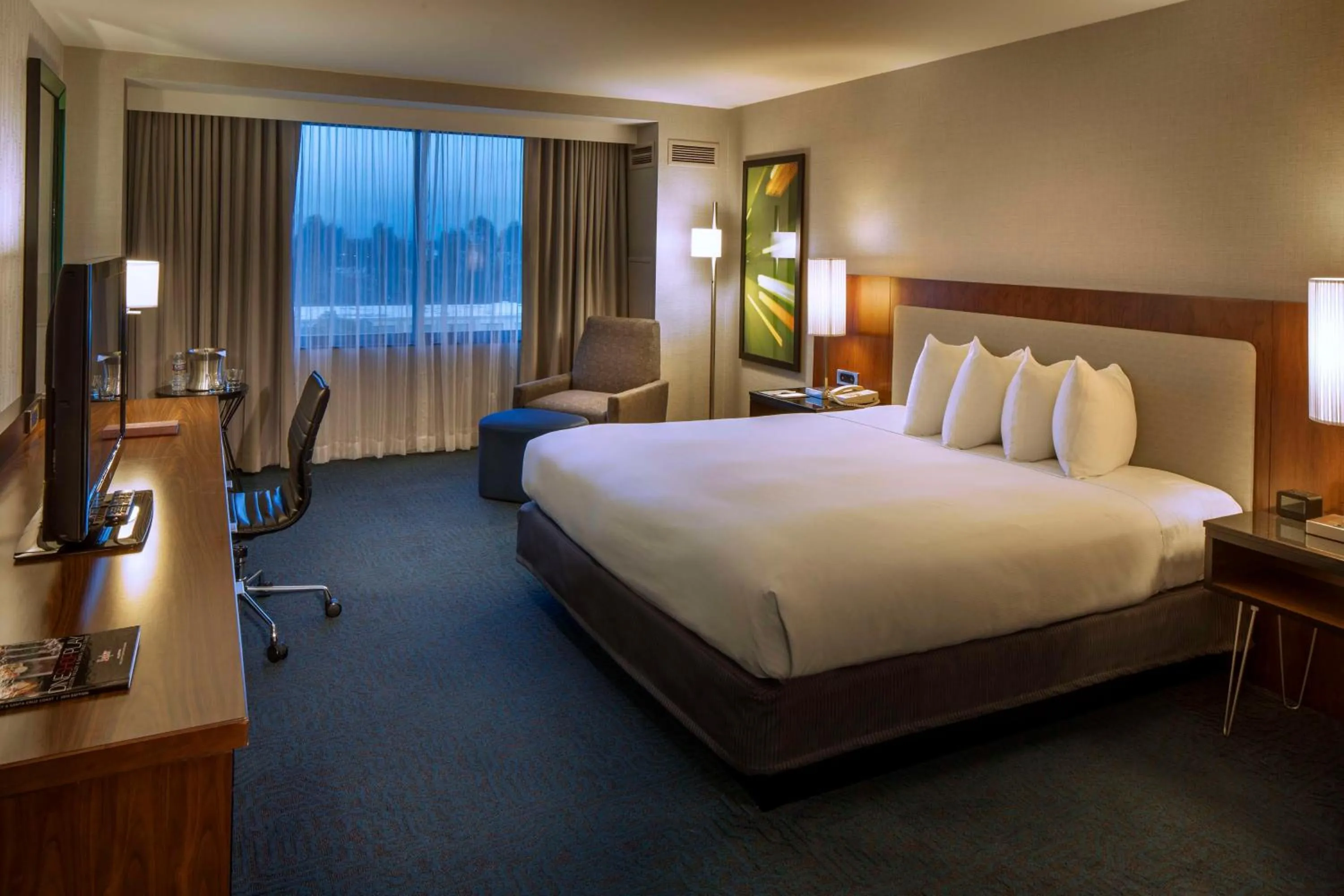 Bedroom, Bed in DoubleTree by Hilton Newark-Fremont