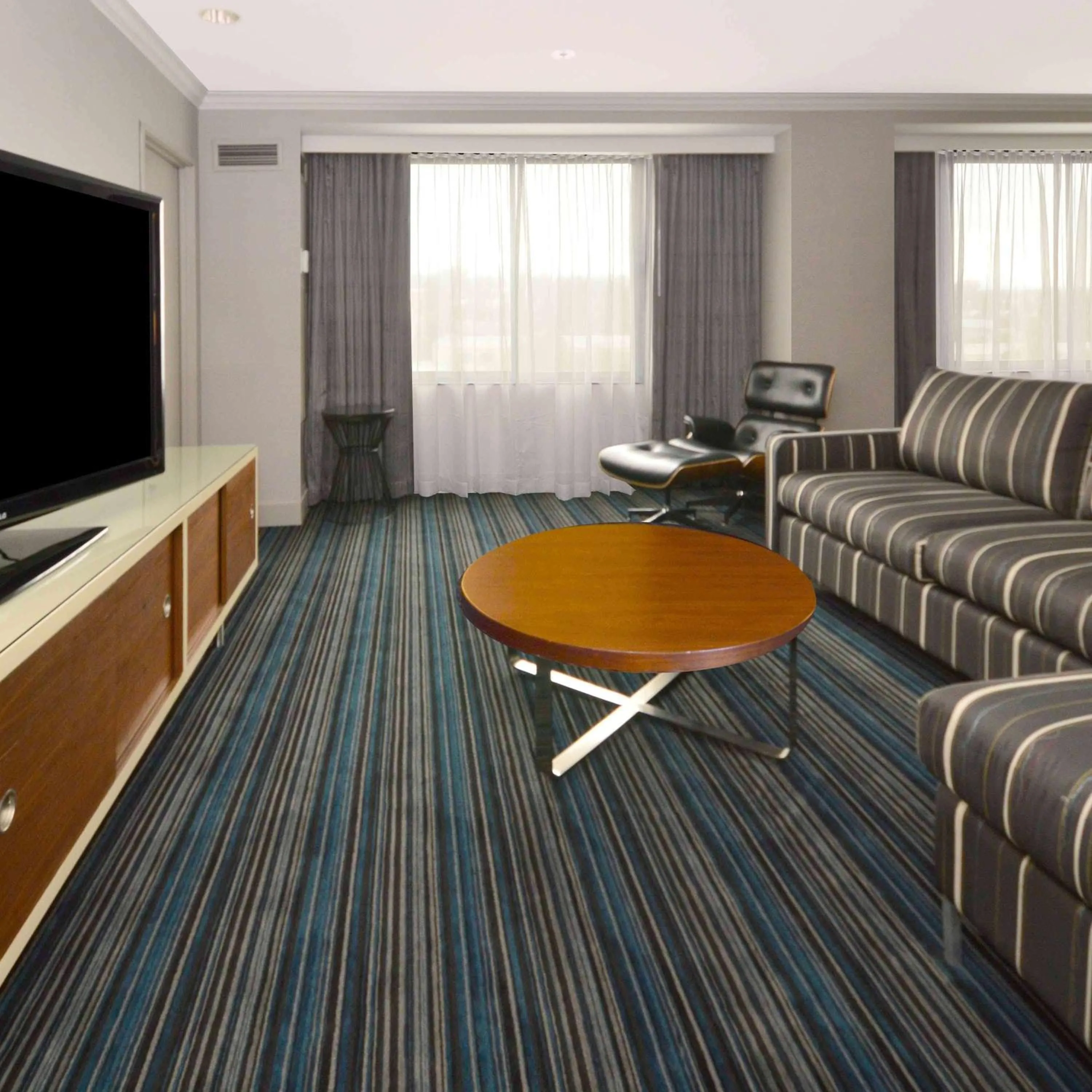 Living room in DoubleTree by Hilton Newark-Fremont