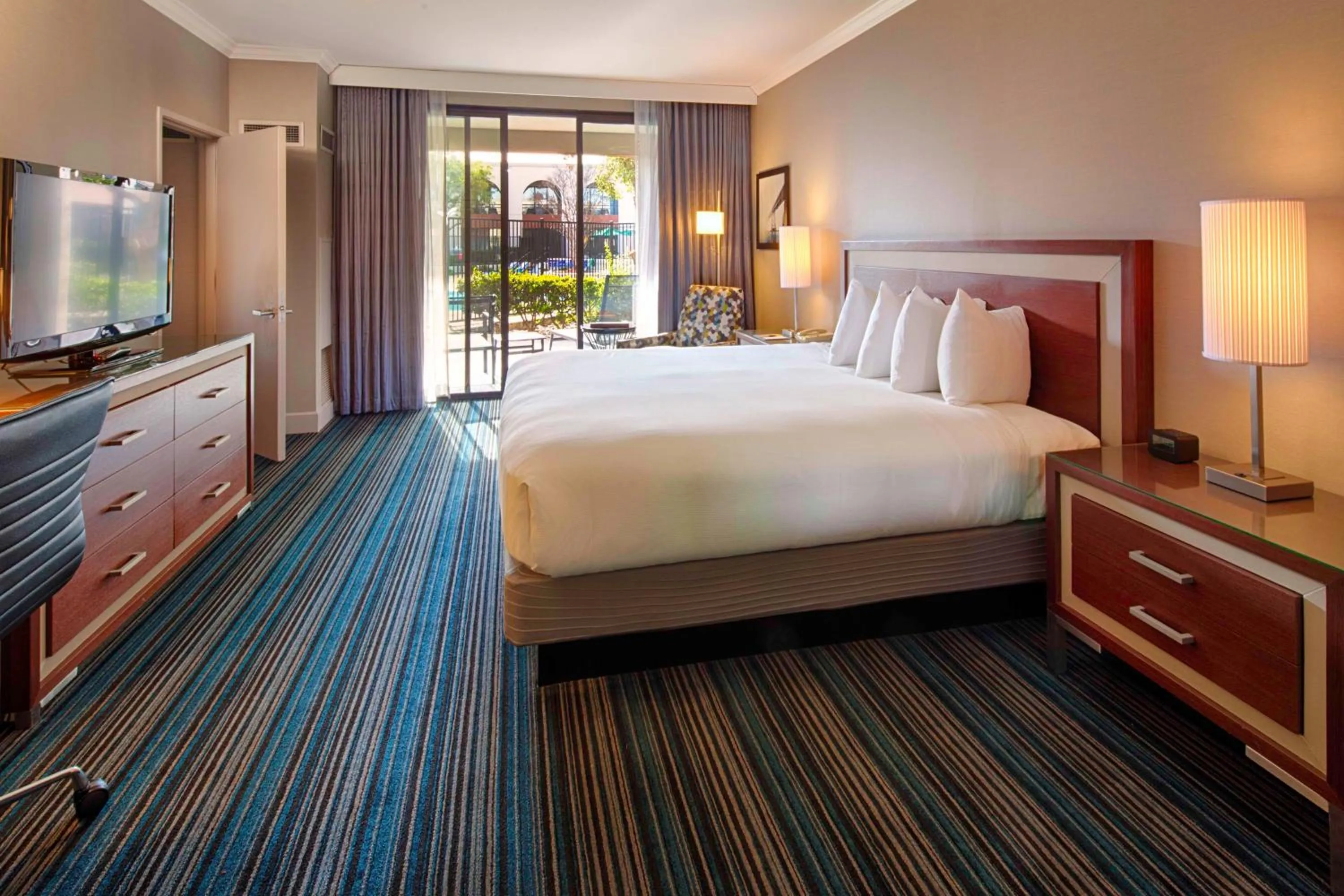Bedroom, Bed in DoubleTree by Hilton Newark-Fremont