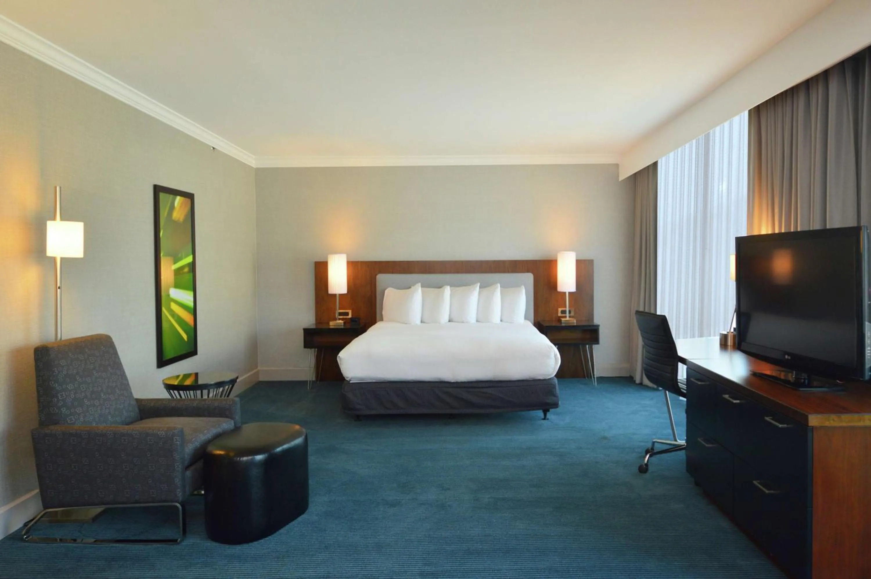 Bedroom, Bed in DoubleTree by Hilton Newark-Fremont