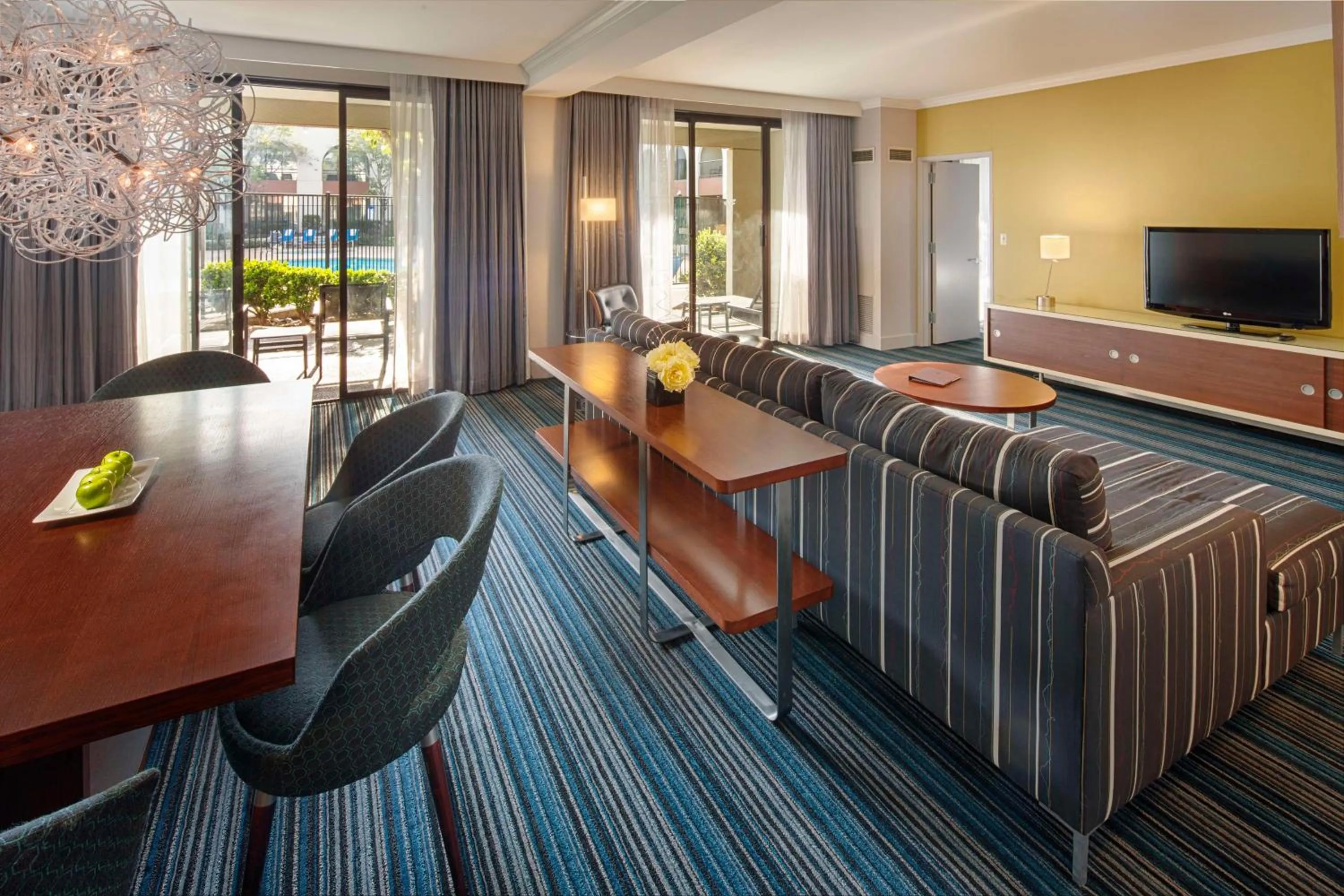 Living room in DoubleTree by Hilton Newark-Fremont
