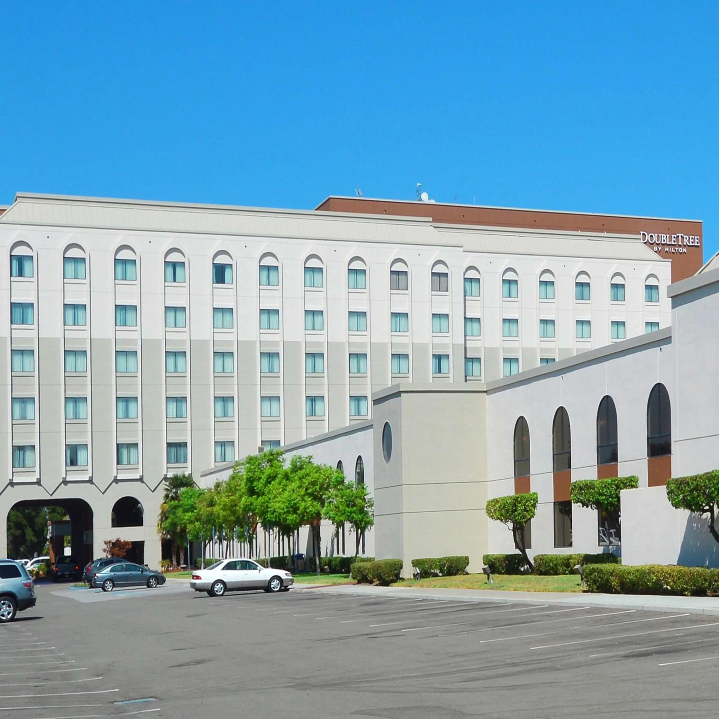 Property building in DoubleTree by Hilton Newark-Fremont