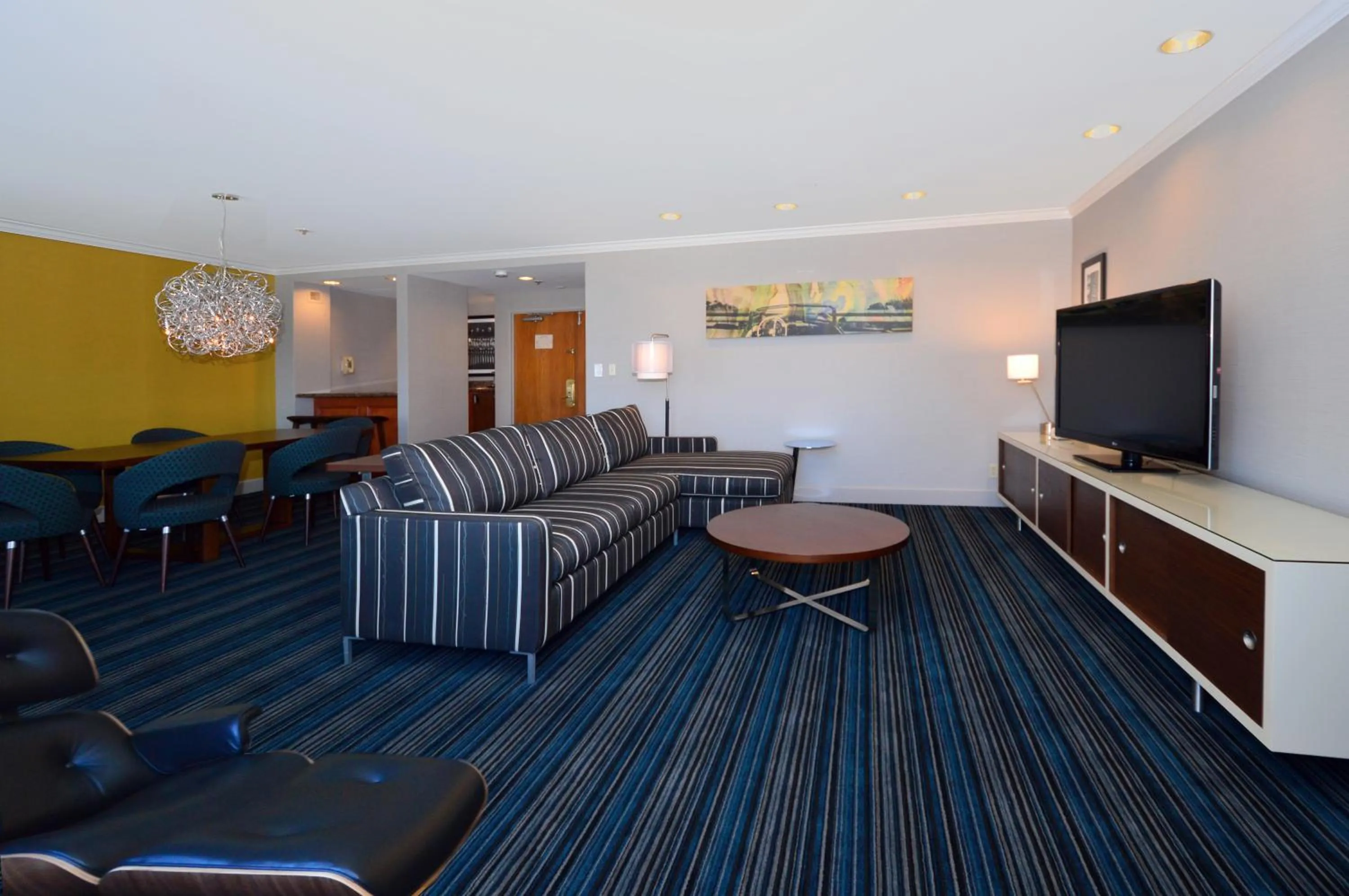 Living room in DoubleTree by Hilton Newark-Fremont