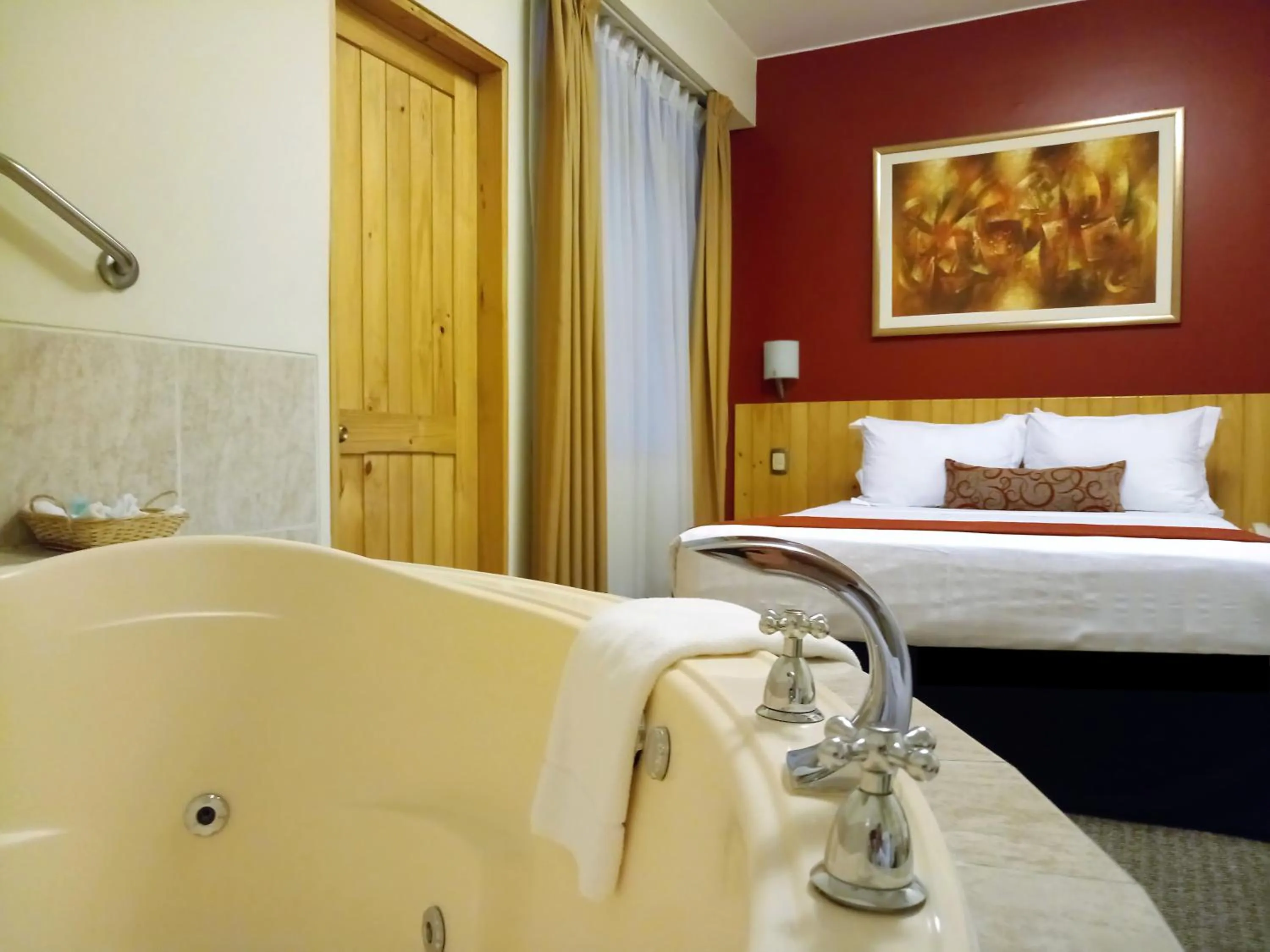 Hot Tub, Bed in Qorianka Hotel