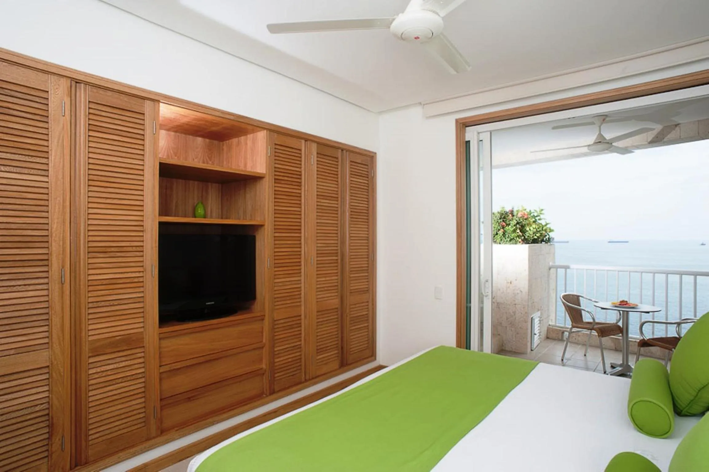 Day, Bed in Hotel Irotama del Mar