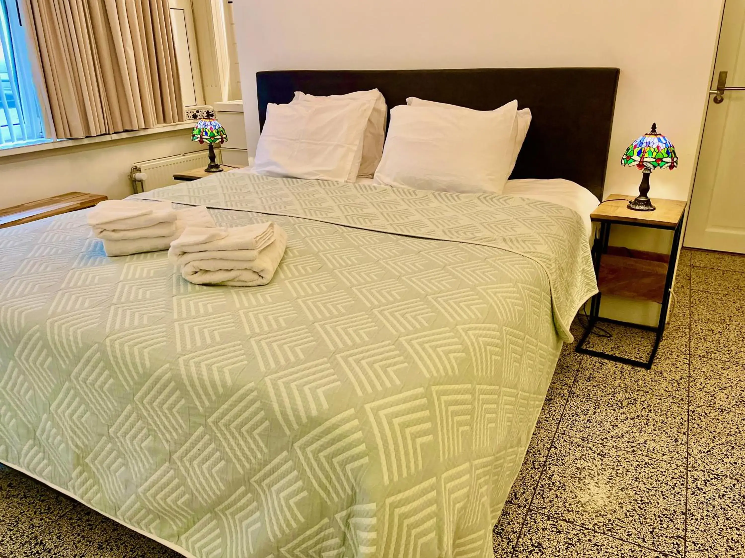 Double Room with Private Bathroom in Bed and Breakfast Rotterdam Double Room with Private Bathroom in Bed and Breakfast Rotterdam