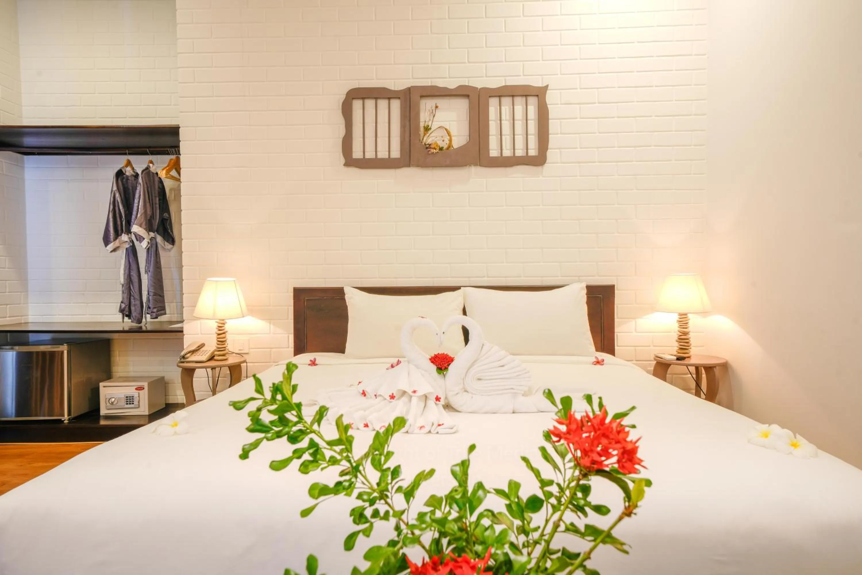 Bedroom, Bed in Blooms Boutique Village