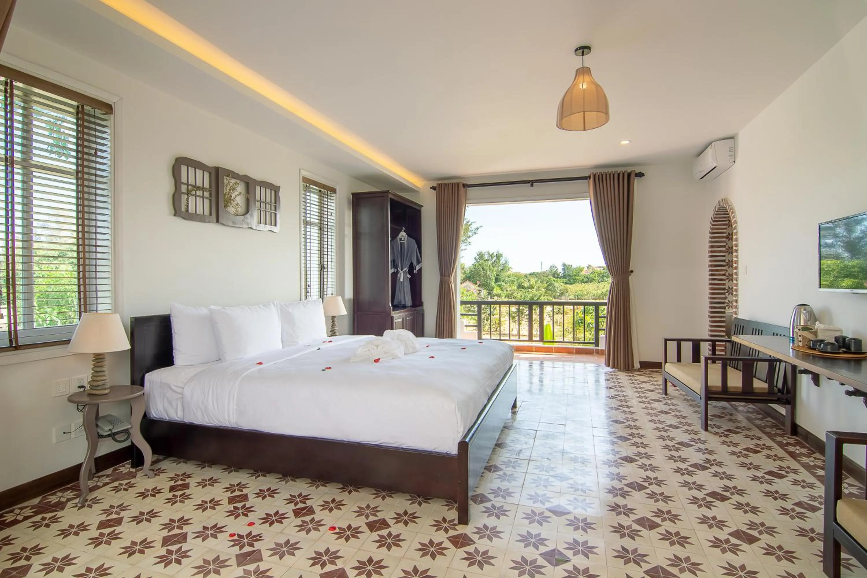 Bedroom, Bed in Blooms Boutique Village